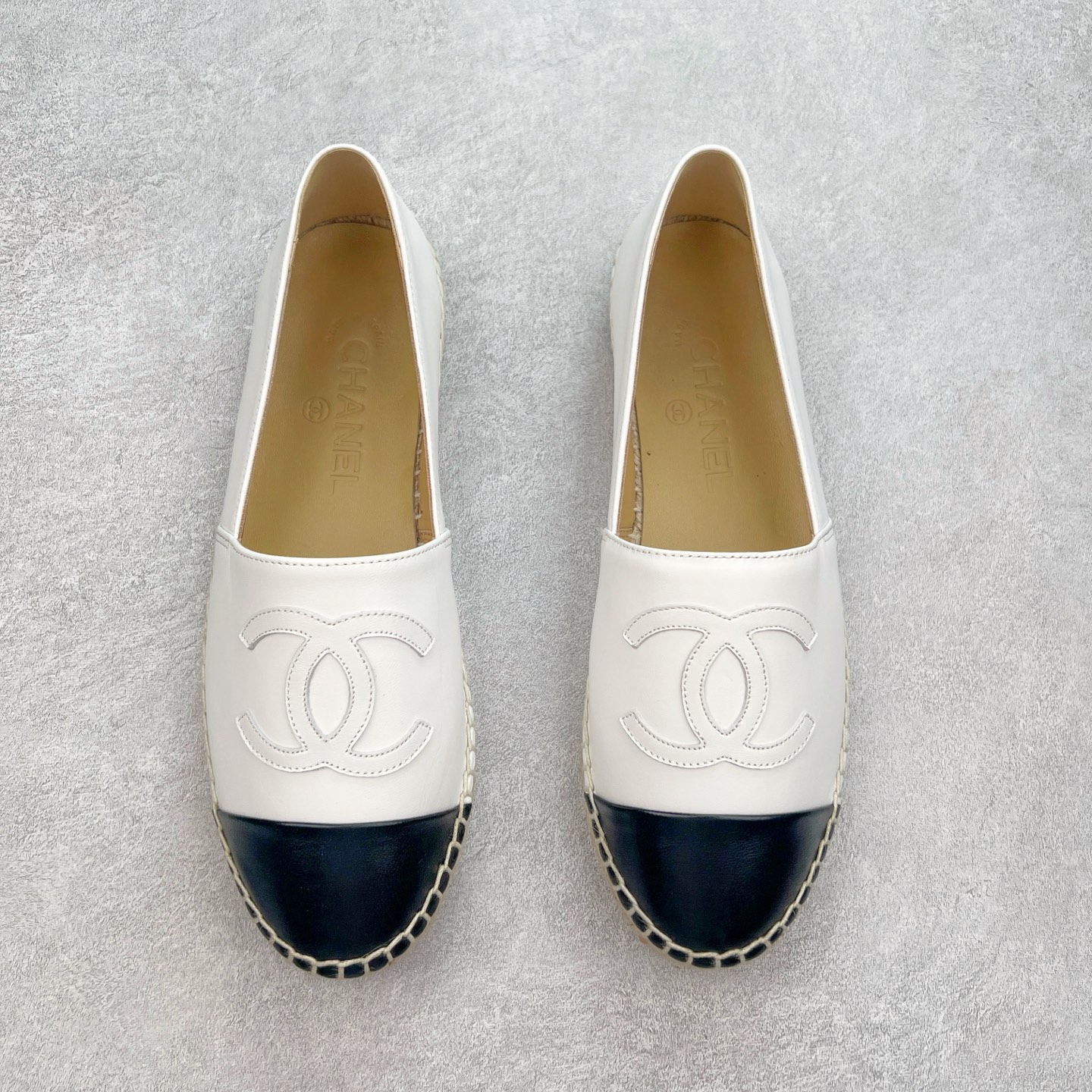 图片[2]-＃纯原 CHANEL 香奈儿经典款 小香渔夫鞋 万年长青款 各路网红单品 春夏百搭款 牛仔裤 短裤轻松驾驭 原版一比一开模 99%还原正品100针麻绳上线，双双纯手工品质保证 原单进口羊皮 内里垫脚均为柔软绵羊皮 天然麻绳配透明橡胶大底 专柜统一包装。 脚背高/或者宽 建议选大一码 尺码：35 36 37 38 39 40-选品中心