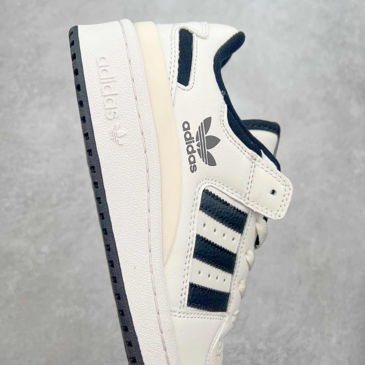 图片[6]-AD Forum 84 Low OG 低帮百搭潮流休闲运动板鞋 以复古篮球鞋的外形为基础 采用皮革拼接 简约百搭 更加贴合舒适 中底内侧网格造型起到点睛之笔 外底橡胶 更显复古 尺码：36 36.5 37.5 38 38.5 39 40 40.5 41 42 42.5 43 44 44.5 45-选品中心