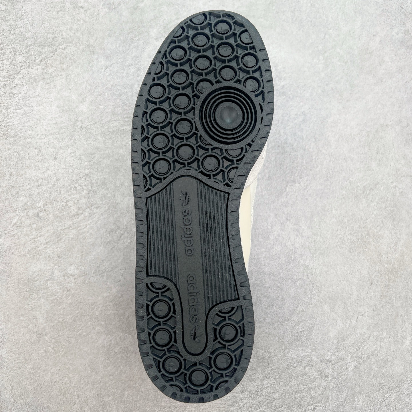 图片[9]-AD Forum 84 Low OG 低帮百搭潮流休闲运动板鞋 以复古篮球鞋的外形为基础 采用皮革拼接 简约百搭 更加贴合舒适 中底内侧网格造型起到点睛之笔 外底橡胶 更显复古 尺码：36 36.5 37.5 38 38.5 39 40 40.5 41 42 42.5 43 44 44.5 45-选品中心