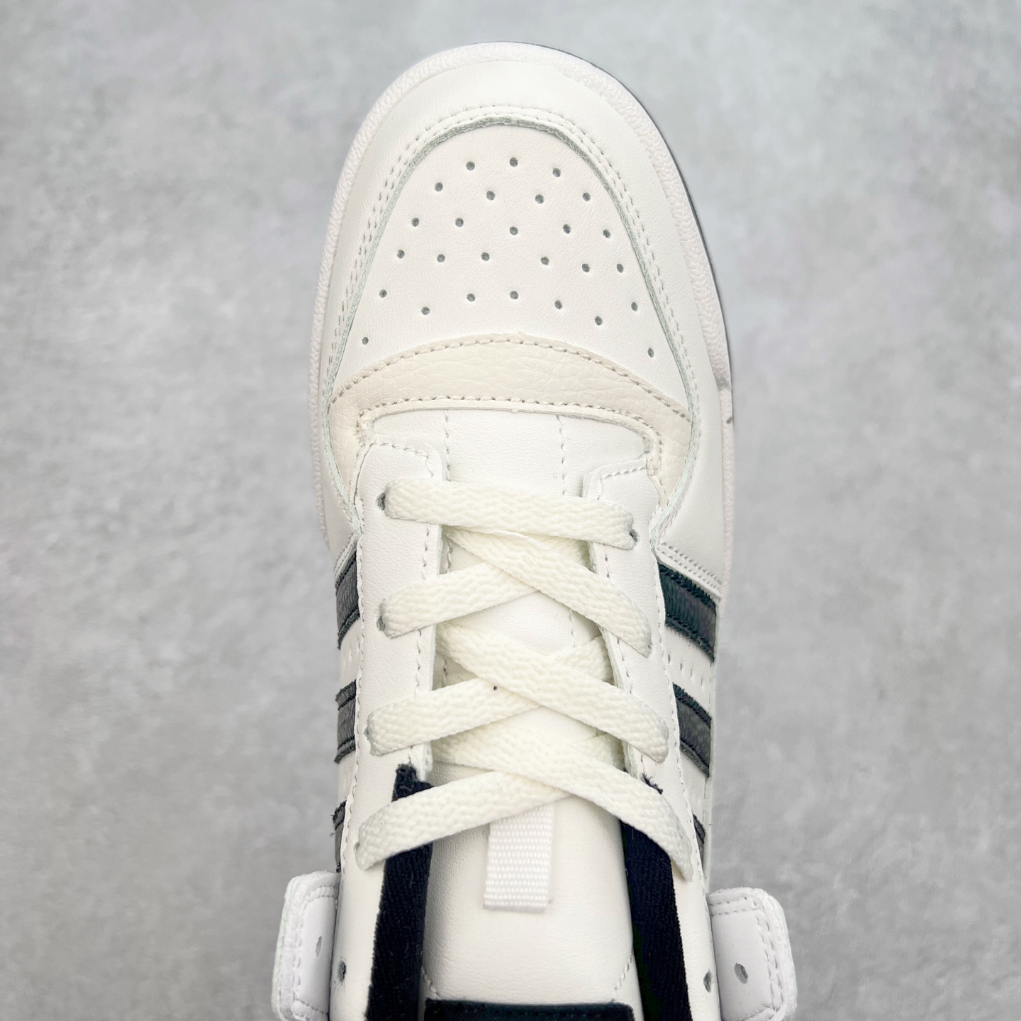 图片[4]-AD Forum 84 Low OG 低帮百搭潮流休闲运动板鞋 以复古篮球鞋的外形为基础 采用皮革拼接 简约百搭 更加贴合舒适 中底内侧网格造型起到点睛之笔 外底橡胶 更显复古 尺码：36 36.5 37.5 38 38.5 39 40 40.5 41 42 42.5 43 44 44.5 45-选品中心