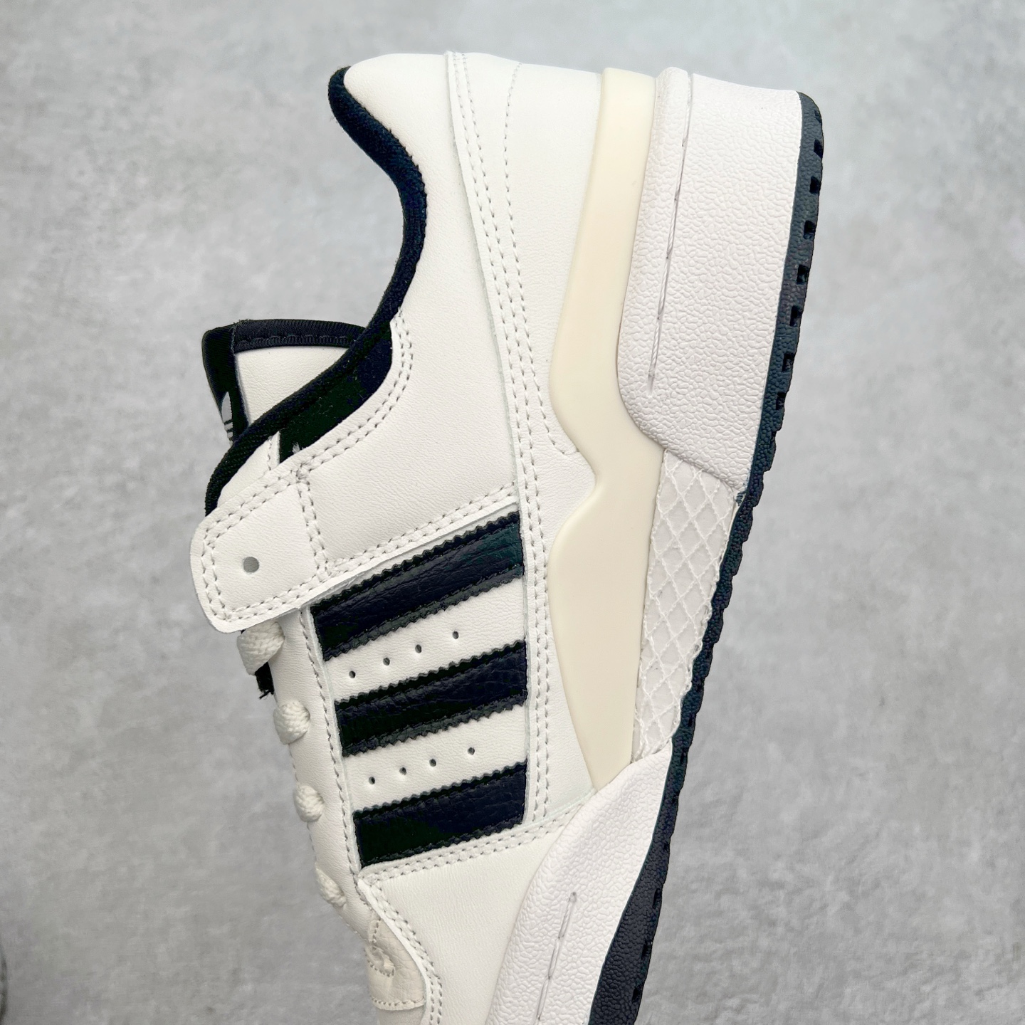 图片[7]-AD Forum 84 Low OG 低帮百搭潮流休闲运动板鞋 以复古篮球鞋的外形为基础 采用皮革拼接 简约百搭 更加贴合舒适 中底内侧网格造型起到点睛之笔 外底橡胶 更显复古 尺码：36 36.5 37.5 38 38.5 39 40 40.5 41 42 42.5 43 44 44.5 45-选品中心