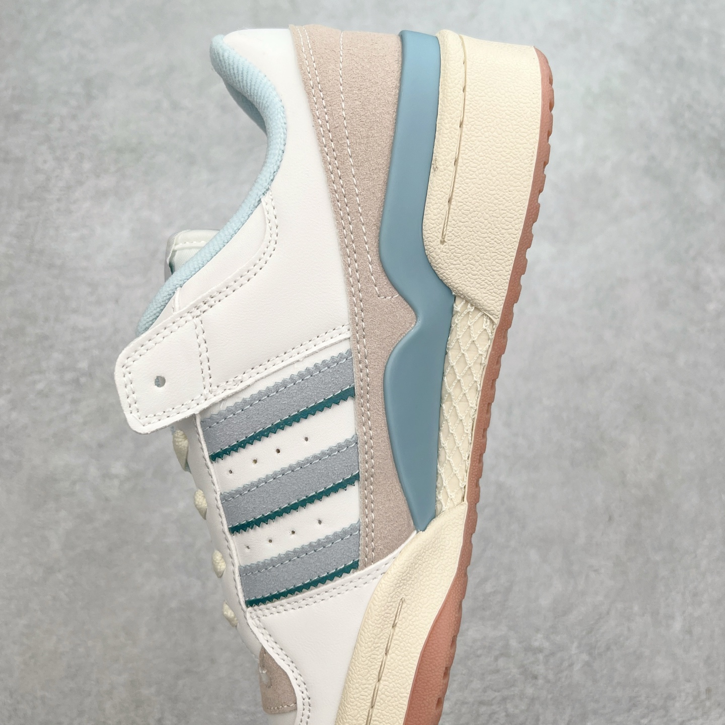 图片[7]-AD Forum 84 Low OG 低帮百搭潮流休闲运动板鞋 以复古篮球鞋的外形为基础 采用皮革拼接 简约百搭 更加贴合舒适 中底内侧网格造型起到点睛之笔 外底橡胶 更显复古 尺码：36 36.5 37.5 38 38.5 39 40 40.5 41 42 42.5 43 44 44.5 45-选品中心