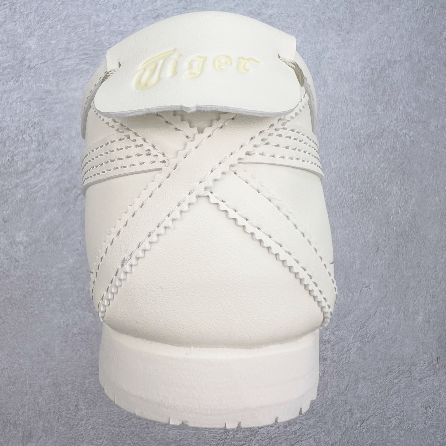 图片[8]-＃C版 Asics Onitsuka Tiger MEXICO 66 亚瑟士鬼冢虎复古经典板鞋 CNY 龙年限定 白红 市场王者选手 海外订单工厂出品 长期生产补货永不断码 超成熟稳定的做工品控 原装全套纸板楦头开发 原汁原味 完美呈现版型 私模正确鞋底咬花纹路 一比一鞋头弧度高度鞋身弧度 绝不口嗨 细节品控鞋型随意秒杀市面 原档咬花纹路私模大底 一个单元有六个三角形 总体形拼接呈现花瓣状 官方四联吊牌 原装Ortholite轻量化鞋垫 原盒原配 质保卡 说明书 钢印防尘纸 纸板中底带钢印 乳胶组合鞋垫 支持全方位的对比专柜 产品从款式颜色造型上体现出追求舒适和细节的完美 鞋类更是推崇手工制作的严谨与完美 融舒适性与可穿性的设计风格 注重细节的完美和别致魅力 既保持稳重 又不失轻松的时尚感 尺码：36 37 37.5 38 39 39.5 40 40.5 41.5 42 42.5 43.5 44 45-选品中心