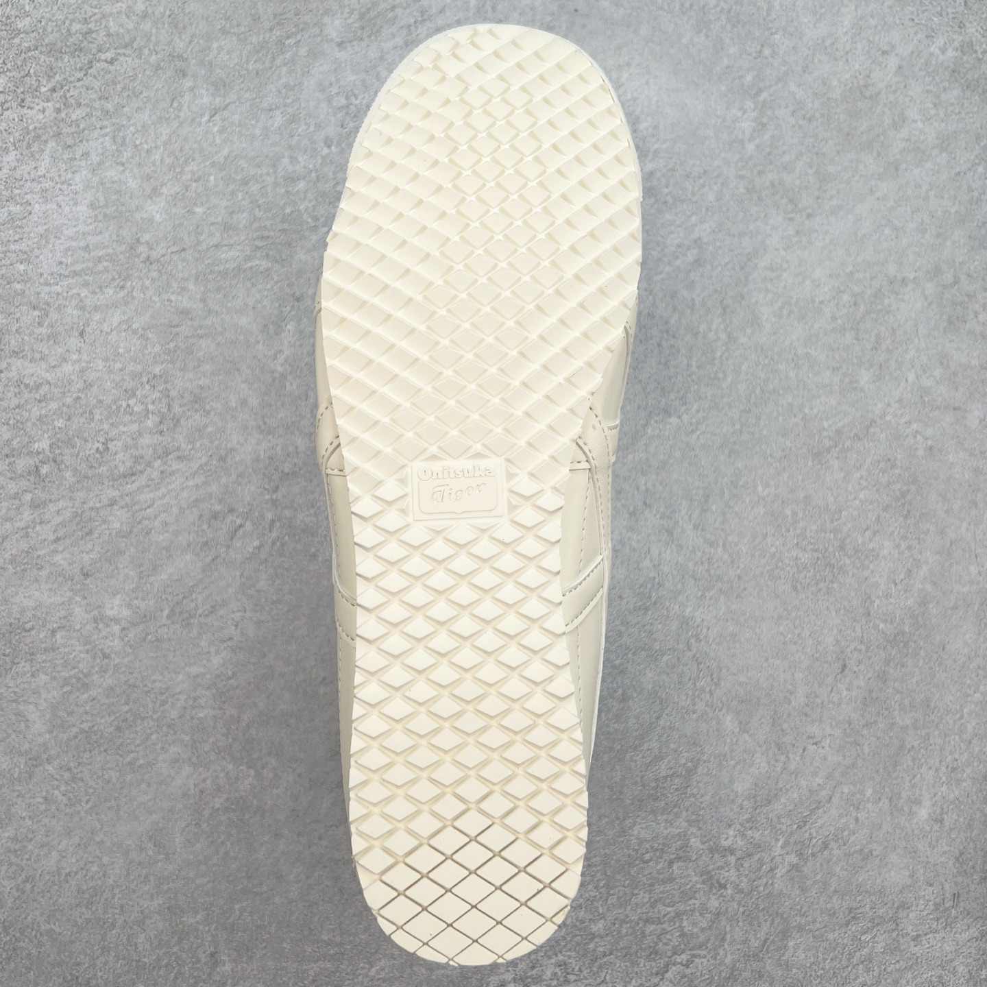 图片[9]-＃C版 Asics Onitsuka Tiger MEXICO 66 亚瑟士鬼冢虎复古经典板鞋 CNY 龙年限定 白红 市场王者选手 海外订单工厂出品 长期生产补货永不断码 超成熟稳定的做工品控 原装全套纸板楦头开发 原汁原味 完美呈现版型 私模正确鞋底咬花纹路 一比一鞋头弧度高度鞋身弧度 绝不口嗨 细节品控鞋型随意秒杀市面 原档咬花纹路私模大底 一个单元有六个三角形 总体形拼接呈现花瓣状 官方四联吊牌 原装Ortholite轻量化鞋垫 原盒原配 质保卡 说明书 钢印防尘纸 纸板中底带钢印 乳胶组合鞋垫 支持全方位的对比专柜 产品从款式颜色造型上体现出追求舒适和细节的完美 鞋类更是推崇手工制作的严谨与完美 融舒适性与可穿性的设计风格 注重细节的完美和别致魅力 既保持稳重 又不失轻松的时尚感 尺码：36 37 37.5 38 39 39.5 40 40.5 41.5 42 42.5 43.5 44 45-选品中心