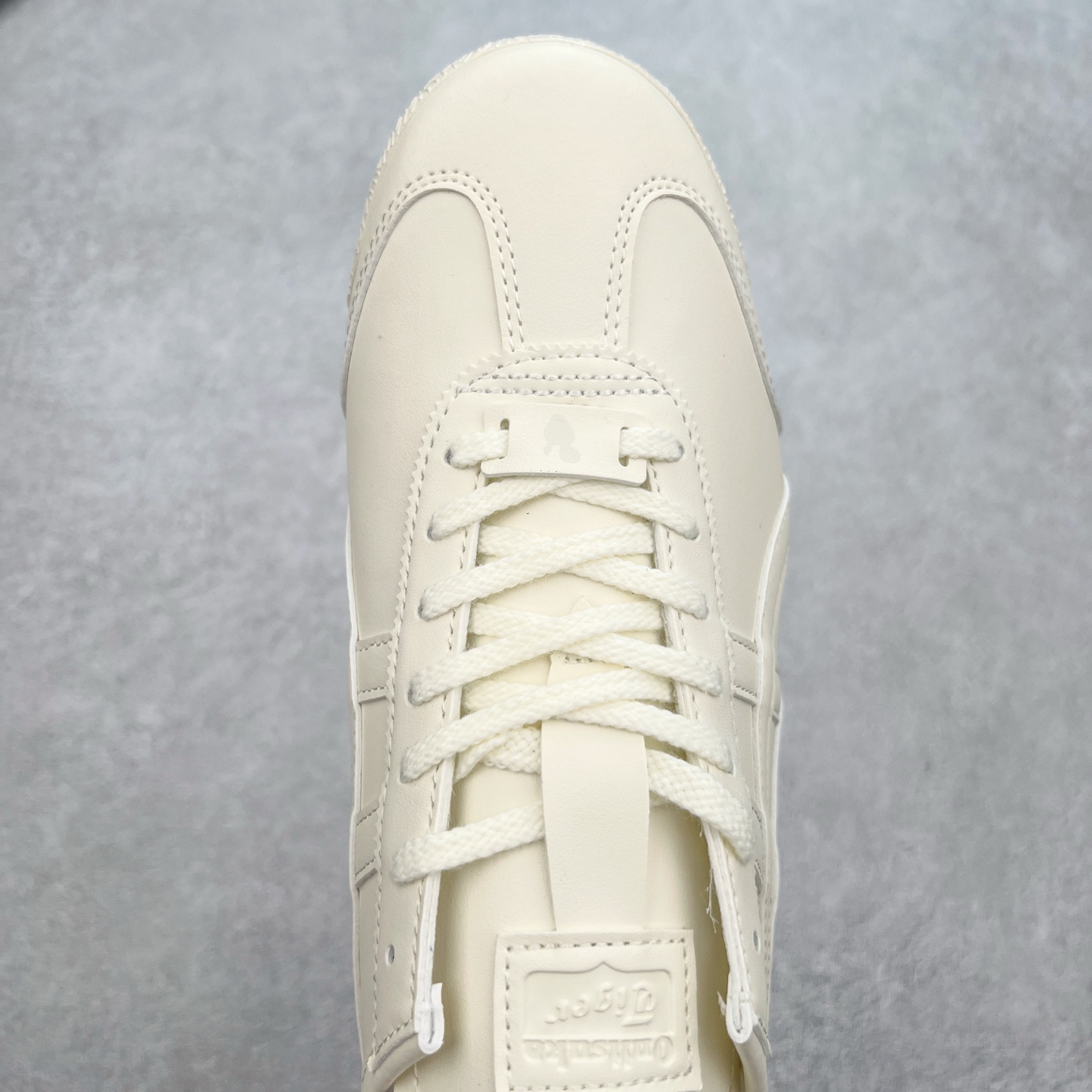 图片[4]-＃C版 Asics Onitsuka Tiger MEXICO 66 亚瑟士鬼冢虎复古经典板鞋 CNY 龙年限定 白红 市场王者选手 海外订单工厂出品 长期生产补货永不断码 超成熟稳定的做工品控 原装全套纸板楦头开发 原汁原味 完美呈现版型 私模正确鞋底咬花纹路 一比一鞋头弧度高度鞋身弧度 绝不口嗨 细节品控鞋型随意秒杀市面 原档咬花纹路私模大底 一个单元有六个三角形 总体形拼接呈现花瓣状 官方四联吊牌 原装Ortholite轻量化鞋垫 原盒原配 质保卡 说明书 钢印防尘纸 纸板中底带钢印 乳胶组合鞋垫 支持全方位的对比专柜 产品从款式颜色造型上体现出追求舒适和细节的完美 鞋类更是推崇手工制作的严谨与完美 融舒适性与可穿性的设计风格 注重细节的完美和别致魅力 既保持稳重 又不失轻松的时尚感 尺码：36 37 37.5 38 39 39.5 40 40.5 41.5 42 42.5 43.5 44 45-选品中心