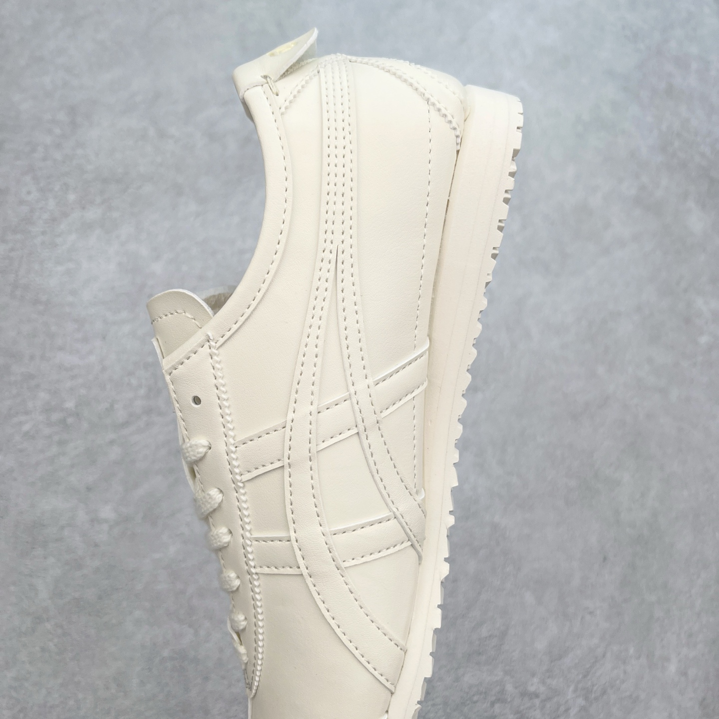 图片[7]-＃C版 Asics Onitsuka Tiger MEXICO 66 亚瑟士鬼冢虎复古经典板鞋 CNY 龙年限定 白红 市场王者选手 海外订单工厂出品 长期生产补货永不断码 超成熟稳定的做工品控 原装全套纸板楦头开发 原汁原味 完美呈现版型 私模正确鞋底咬花纹路 一比一鞋头弧度高度鞋身弧度 绝不口嗨 细节品控鞋型随意秒杀市面 原档咬花纹路私模大底 一个单元有六个三角形 总体形拼接呈现花瓣状 官方四联吊牌 原装Ortholite轻量化鞋垫 原盒原配 质保卡 说明书 钢印防尘纸 纸板中底带钢印 乳胶组合鞋垫 支持全方位的对比专柜 产品从款式颜色造型上体现出追求舒适和细节的完美 鞋类更是推崇手工制作的严谨与完美 融舒适性与可穿性的设计风格 注重细节的完美和别致魅力 既保持稳重 又不失轻松的时尚感 尺码：36 37 37.5 38 39 39.5 40 40.5 41.5 42 42.5 43.5 44 45-选品中心
