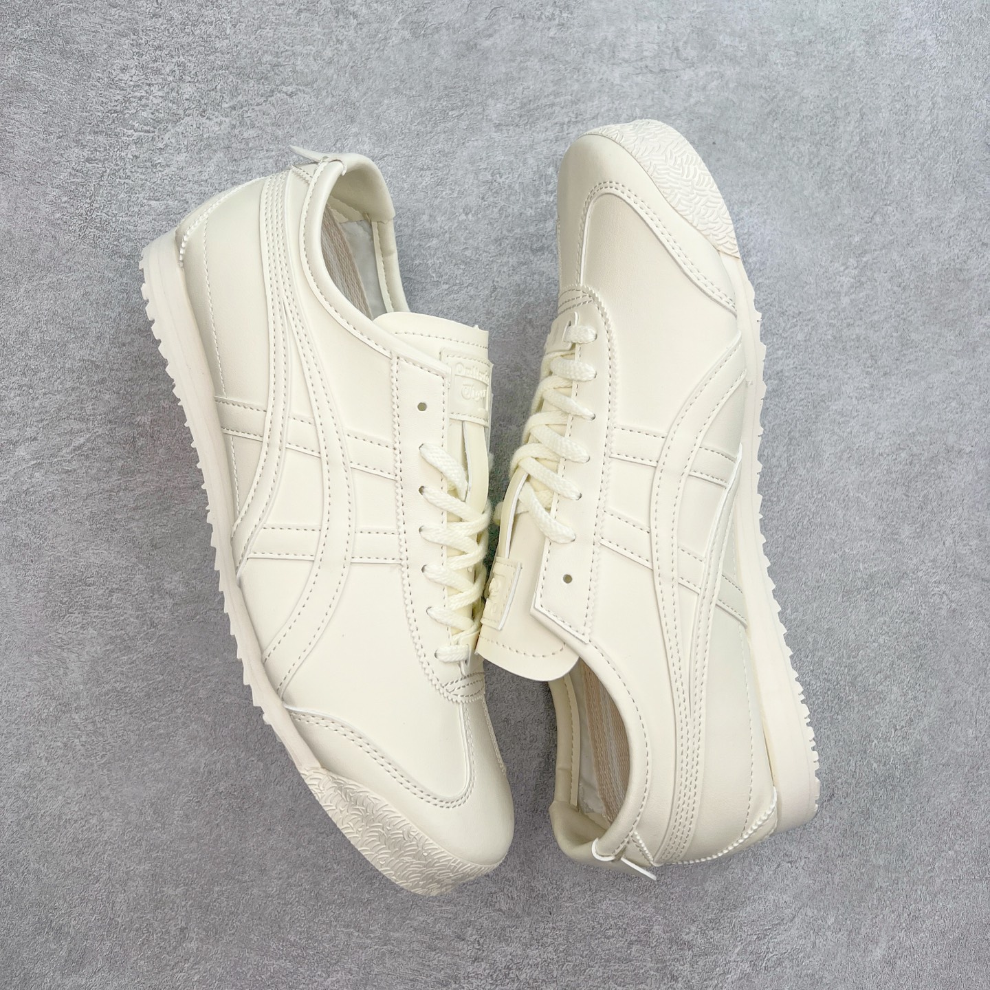 图片[3]-＃C版 Asics Onitsuka Tiger MEXICO 66 亚瑟士鬼冢虎复古经典板鞋 CNY 龙年限定 白红 市场王者选手 海外订单工厂出品 长期生产补货永不断码 超成熟稳定的做工品控 原装全套纸板楦头开发 原汁原味 完美呈现版型 私模正确鞋底咬花纹路 一比一鞋头弧度高度鞋身弧度 绝不口嗨 细节品控鞋型随意秒杀市面 原档咬花纹路私模大底 一个单元有六个三角形 总体形拼接呈现花瓣状 官方四联吊牌 原装Ortholite轻量化鞋垫 原盒原配 质保卡 说明书 钢印防尘纸 纸板中底带钢印 乳胶组合鞋垫 支持全方位的对比专柜 产品从款式颜色造型上体现出追求舒适和细节的完美 鞋类更是推崇手工制作的严谨与完美 融舒适性与可穿性的设计风格 注重细节的完美和别致魅力 既保持稳重 又不失轻松的时尚感 尺码：36 37 37.5 38 39 39.5 40 40.5 41.5 42 42.5 43.5 44 45-选品中心