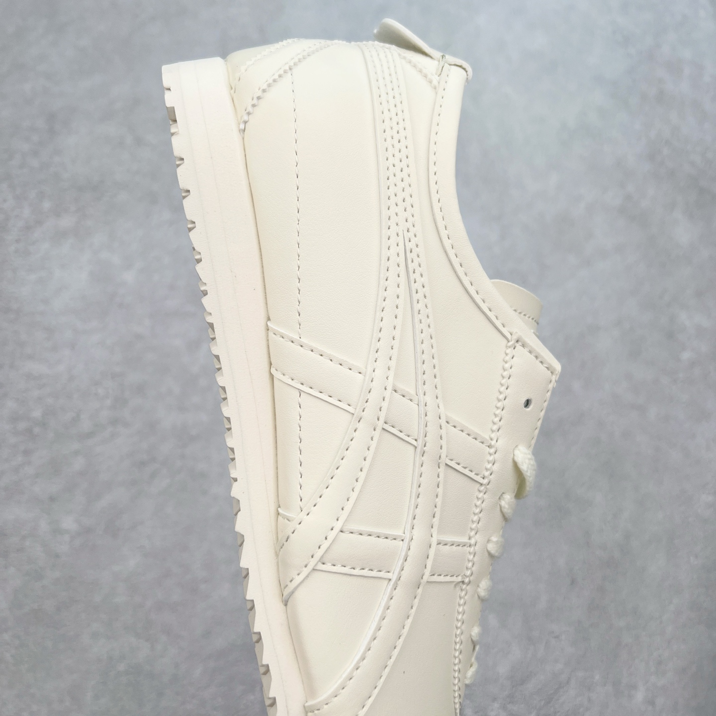 图片[6]-＃C版 Asics Onitsuka Tiger MEXICO 66 亚瑟士鬼冢虎复古经典板鞋 CNY 龙年限定 白红 市场王者选手 海外订单工厂出品 长期生产补货永不断码 超成熟稳定的做工品控 原装全套纸板楦头开发 原汁原味 完美呈现版型 私模正确鞋底咬花纹路 一比一鞋头弧度高度鞋身弧度 绝不口嗨 细节品控鞋型随意秒杀市面 原档咬花纹路私模大底 一个单元有六个三角形 总体形拼接呈现花瓣状 官方四联吊牌 原装Ortholite轻量化鞋垫 原盒原配 质保卡 说明书 钢印防尘纸 纸板中底带钢印 乳胶组合鞋垫 支持全方位的对比专柜 产品从款式颜色造型上体现出追求舒适和细节的完美 鞋类更是推崇手工制作的严谨与完美 融舒适性与可穿性的设计风格 注重细节的完美和别致魅力 既保持稳重 又不失轻松的时尚感 尺码：36 37 37.5 38 39 39.5 40 40.5 41.5 42 42.5 43.5 44 45-选品中心