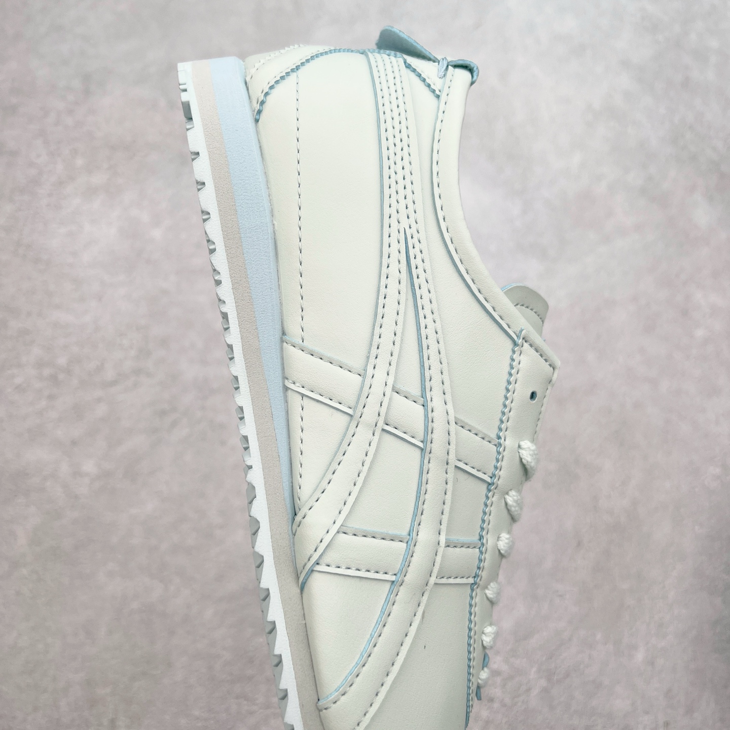 图片[6]-＃C版 Asics Onitsuka Tiger MEXICO 66 亚瑟士鬼冢虎复古经典板鞋 CNY 龙年限定 白红 市场王者选手 海外订单工厂出品 长期生产补货永不断码 超成熟稳定的做工品控 原装全套纸板楦头开发 原汁原味 完美呈现版型 私模正确鞋底咬花纹路 一比一鞋头弧度高度鞋身弧度 绝不口嗨 细节品控鞋型随意秒杀市面 原档咬花纹路私模大底 一个单元有六个三角形 总体形拼接呈现花瓣状 官方四联吊牌 原装Ortholite轻量化鞋垫 原盒原配 质保卡 说明书 钢印防尘纸 纸板中底带钢印 乳胶组合鞋垫 支持全方位的对比专柜 产品从款式颜色造型上体现出追求舒适和细节的完美 鞋类更是推崇手工制作的严谨与完美 融舒适性与可穿性的设计风格 注重细节的完美和别致魅力 既保持稳重 又不失轻松的时尚感 尺码：36 37 37.5 38 39 39.5 40 40.5 41.5 42 42.5 43.5 44 45-选品中心