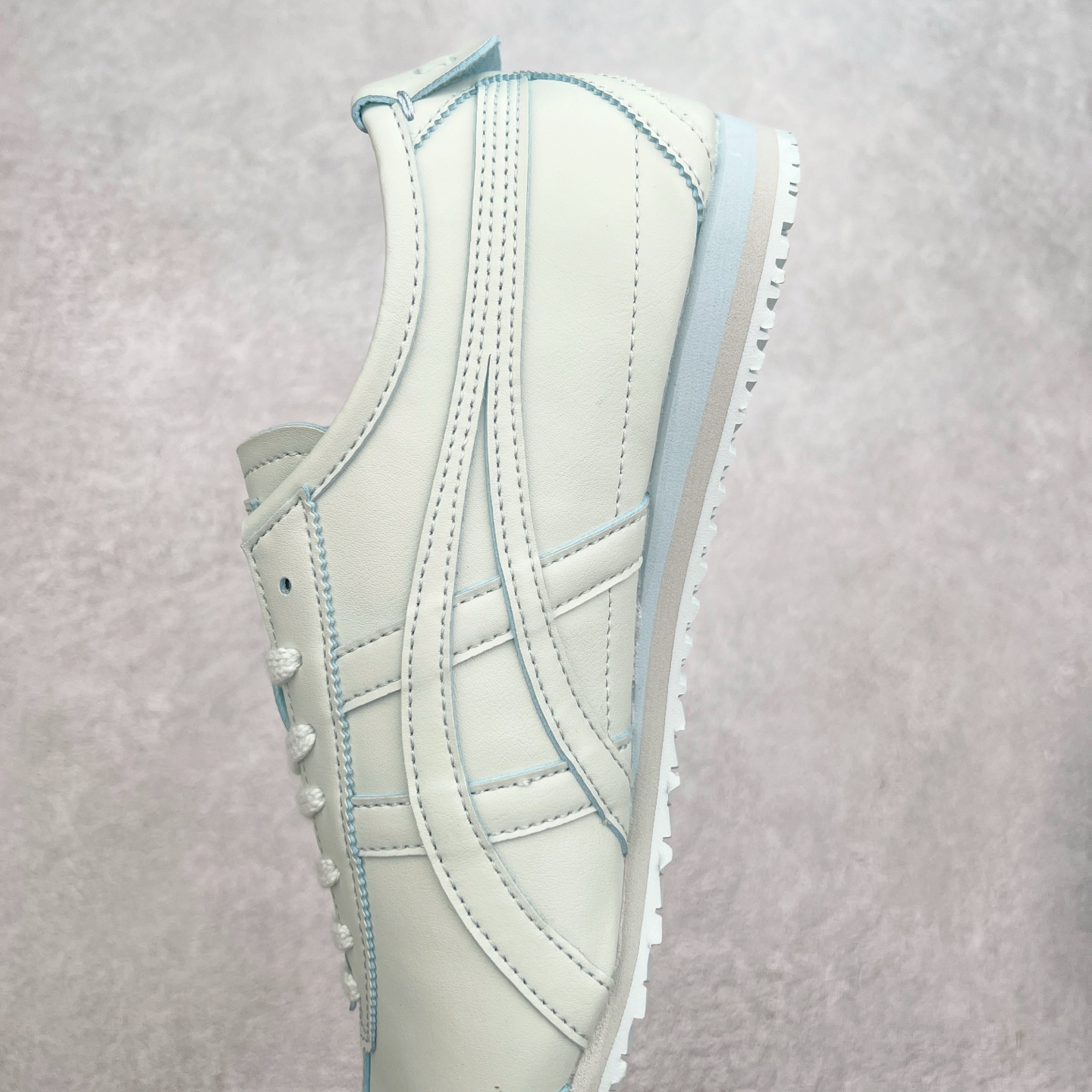 图片[7]-＃C版 Asics Onitsuka Tiger MEXICO 66 亚瑟士鬼冢虎复古经典板鞋 CNY 龙年限定 白红 市场王者选手 海外订单工厂出品 长期生产补货永不断码 超成熟稳定的做工品控 原装全套纸板楦头开发 原汁原味 完美呈现版型 私模正确鞋底咬花纹路 一比一鞋头弧度高度鞋身弧度 绝不口嗨 细节品控鞋型随意秒杀市面 原档咬花纹路私模大底 一个单元有六个三角形 总体形拼接呈现花瓣状 官方四联吊牌 原装Ortholite轻量化鞋垫 原盒原配 质保卡 说明书 钢印防尘纸 纸板中底带钢印 乳胶组合鞋垫 支持全方位的对比专柜 产品从款式颜色造型上体现出追求舒适和细节的完美 鞋类更是推崇手工制作的严谨与完美 融舒适性与可穿性的设计风格 注重细节的完美和别致魅力 既保持稳重 又不失轻松的时尚感 尺码：36 37 37.5 38 39 39.5 40 40.5 41.5 42 42.5 43.5 44 45-选品中心