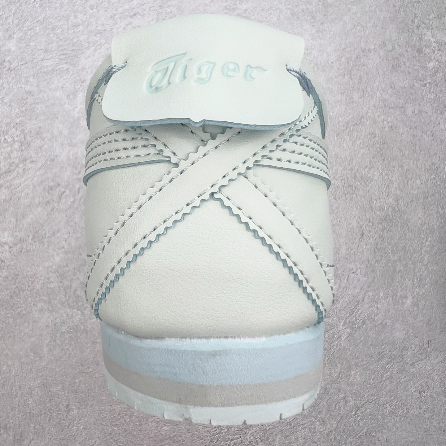 图片[8]-＃C版 Asics Onitsuka Tiger MEXICO 66 亚瑟士鬼冢虎复古经典板鞋 CNY 龙年限定 白红 市场王者选手 海外订单工厂出品 长期生产补货永不断码 超成熟稳定的做工品控 原装全套纸板楦头开发 原汁原味 完美呈现版型 私模正确鞋底咬花纹路 一比一鞋头弧度高度鞋身弧度 绝不口嗨 细节品控鞋型随意秒杀市面 原档咬花纹路私模大底 一个单元有六个三角形 总体形拼接呈现花瓣状 官方四联吊牌 原装Ortholite轻量化鞋垫 原盒原配 质保卡 说明书 钢印防尘纸 纸板中底带钢印 乳胶组合鞋垫 支持全方位的对比专柜 产品从款式颜色造型上体现出追求舒适和细节的完美 鞋类更是推崇手工制作的严谨与完美 融舒适性与可穿性的设计风格 注重细节的完美和别致魅力 既保持稳重 又不失轻松的时尚感 尺码：36 37 37.5 38 39 39.5 40 40.5 41.5 42 42.5 43.5 44 45-选品中心