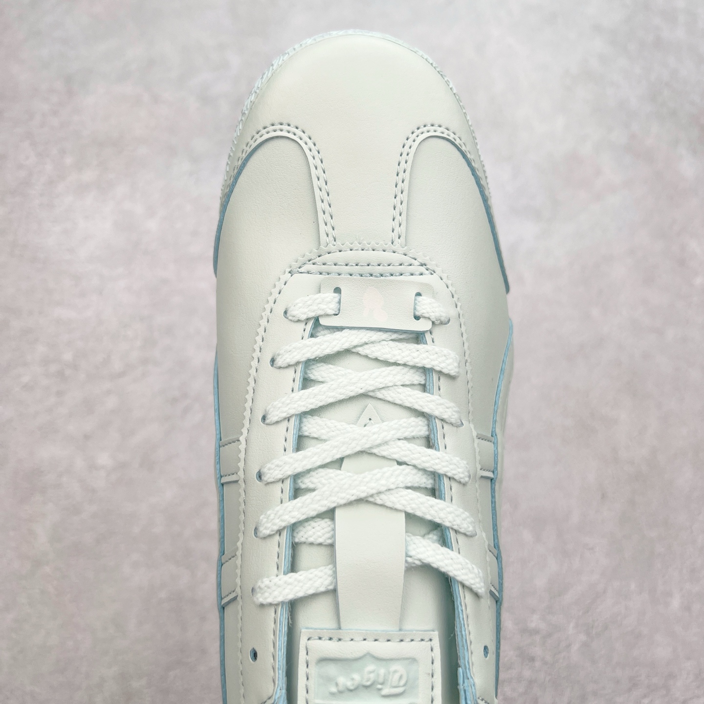 图片[4]-＃C版 Asics Onitsuka Tiger MEXICO 66 亚瑟士鬼冢虎复古经典板鞋 CNY 龙年限定 白红 市场王者选手 海外订单工厂出品 长期生产补货永不断码 超成熟稳定的做工品控 原装全套纸板楦头开发 原汁原味 完美呈现版型 私模正确鞋底咬花纹路 一比一鞋头弧度高度鞋身弧度 绝不口嗨 细节品控鞋型随意秒杀市面 原档咬花纹路私模大底 一个单元有六个三角形 总体形拼接呈现花瓣状 官方四联吊牌 原装Ortholite轻量化鞋垫 原盒原配 质保卡 说明书 钢印防尘纸 纸板中底带钢印 乳胶组合鞋垫 支持全方位的对比专柜 产品从款式颜色造型上体现出追求舒适和细节的完美 鞋类更是推崇手工制作的严谨与完美 融舒适性与可穿性的设计风格 注重细节的完美和别致魅力 既保持稳重 又不失轻松的时尚感 尺码：36 37 37.5 38 39 39.5 40 40.5 41.5 42 42.5 43.5 44 45-选品中心