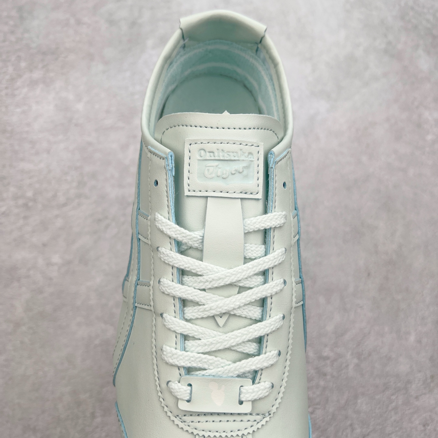 图片[5]-＃C版 Asics Onitsuka Tiger MEXICO 66 亚瑟士鬼冢虎复古经典板鞋 CNY 龙年限定 白红 市场王者选手 海外订单工厂出品 长期生产补货永不断码 超成熟稳定的做工品控 原装全套纸板楦头开发 原汁原味 完美呈现版型 私模正确鞋底咬花纹路 一比一鞋头弧度高度鞋身弧度 绝不口嗨 细节品控鞋型随意秒杀市面 原档咬花纹路私模大底 一个单元有六个三角形 总体形拼接呈现花瓣状 官方四联吊牌 原装Ortholite轻量化鞋垫 原盒原配 质保卡 说明书 钢印防尘纸 纸板中底带钢印 乳胶组合鞋垫 支持全方位的对比专柜 产品从款式颜色造型上体现出追求舒适和细节的完美 鞋类更是推崇手工制作的严谨与完美 融舒适性与可穿性的设计风格 注重细节的完美和别致魅力 既保持稳重 又不失轻松的时尚感 尺码：36 37 37.5 38 39 39.5 40 40.5 41.5 42 42.5 43.5 44 45-选品中心