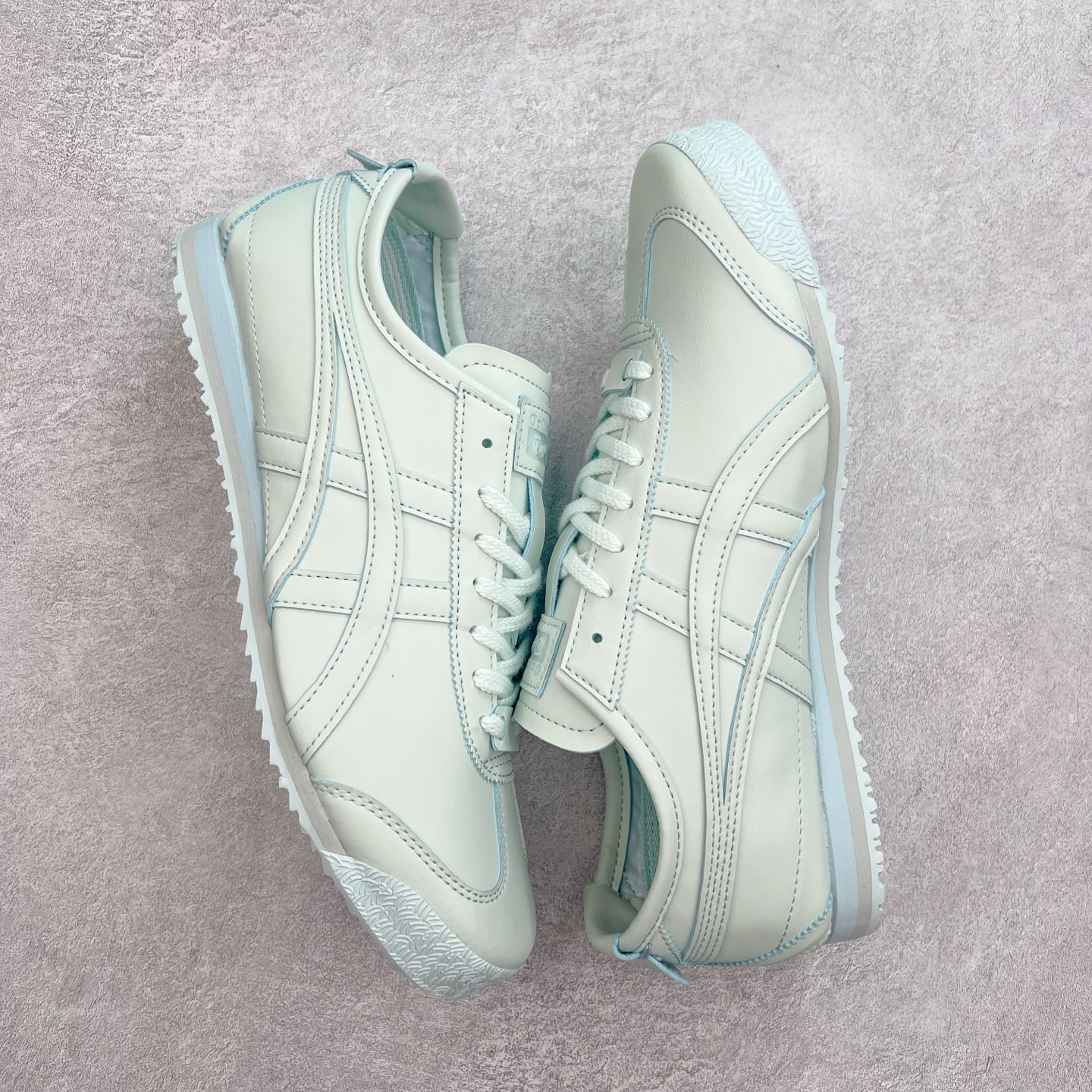 图片[3]-＃C版 Asics Onitsuka Tiger MEXICO 66 亚瑟士鬼冢虎复古经典板鞋 CNY 龙年限定 白红 市场王者选手 海外订单工厂出品 长期生产补货永不断码 超成熟稳定的做工品控 原装全套纸板楦头开发 原汁原味 完美呈现版型 私模正确鞋底咬花纹路 一比一鞋头弧度高度鞋身弧度 绝不口嗨 细节品控鞋型随意秒杀市面 原档咬花纹路私模大底 一个单元有六个三角形 总体形拼接呈现花瓣状 官方四联吊牌 原装Ortholite轻量化鞋垫 原盒原配 质保卡 说明书 钢印防尘纸 纸板中底带钢印 乳胶组合鞋垫 支持全方位的对比专柜 产品从款式颜色造型上体现出追求舒适和细节的完美 鞋类更是推崇手工制作的严谨与完美 融舒适性与可穿性的设计风格 注重细节的完美和别致魅力 既保持稳重 又不失轻松的时尚感 尺码：36 37 37.5 38 39 39.5 40 40.5 41.5 42 42.5 43.5 44 45-选品中心