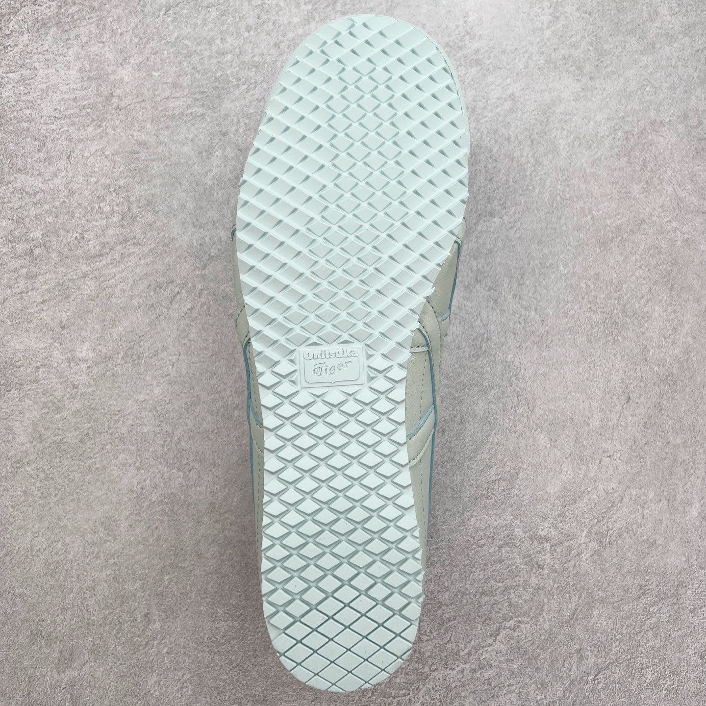 图片[9]-＃C版 Asics Onitsuka Tiger MEXICO 66 亚瑟士鬼冢虎复古经典板鞋 CNY 龙年限定 白红 市场王者选手 海外订单工厂出品 长期生产补货永不断码 超成熟稳定的做工品控 原装全套纸板楦头开发 原汁原味 完美呈现版型 私模正确鞋底咬花纹路 一比一鞋头弧度高度鞋身弧度 绝不口嗨 细节品控鞋型随意秒杀市面 原档咬花纹路私模大底 一个单元有六个三角形 总体形拼接呈现花瓣状 官方四联吊牌 原装Ortholite轻量化鞋垫 原盒原配 质保卡 说明书 钢印防尘纸 纸板中底带钢印 乳胶组合鞋垫 支持全方位的对比专柜 产品从款式颜色造型上体现出追求舒适和细节的完美 鞋类更是推崇手工制作的严谨与完美 融舒适性与可穿性的设计风格 注重细节的完美和别致魅力 既保持稳重 又不失轻松的时尚感 尺码：36 37 37.5 38 39 39.5 40 40.5 41.5 42 42.5 43.5 44 45-选品中心