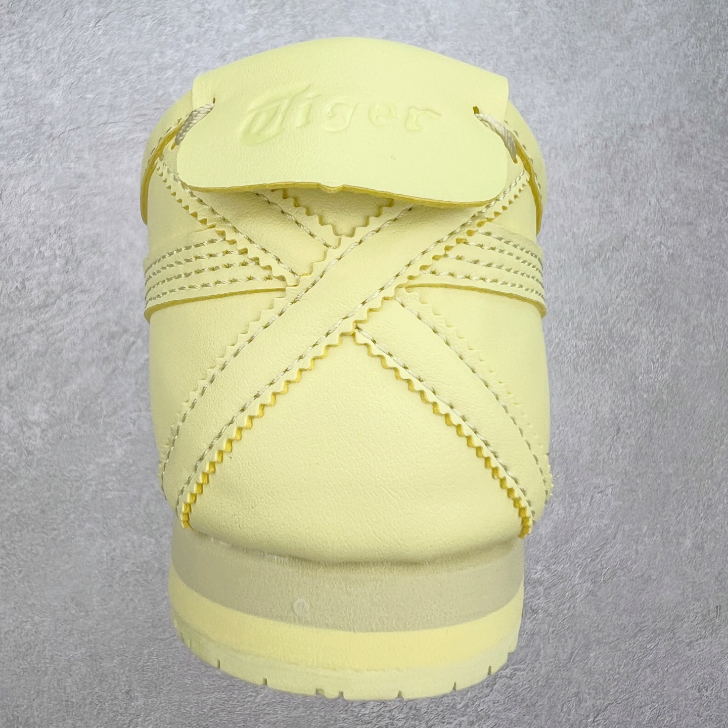 图片[8]-＃C版 Asics Onitsuka Tiger MEXICO 66 亚瑟士鬼冢虎复古经典板鞋 CNY 龙年限定 白红 市场王者选手 海外订单工厂出品 长期生产补货永不断码 超成熟稳定的做工品控 原装全套纸板楦头开发 原汁原味 完美呈现版型 私模正确鞋底咬花纹路 一比一鞋头弧度高度鞋身弧度 绝不口嗨 细节品控鞋型随意秒杀市面 原档咬花纹路私模大底 一个单元有六个三角形 总体形拼接呈现花瓣状 官方四联吊牌 原装Ortholite轻量化鞋垫 原盒原配 质保卡 说明书 钢印防尘纸 纸板中底带钢印 乳胶组合鞋垫 支持全方位的对比专柜 产品从款式颜色造型上体现出追求舒适和细节的完美 鞋类更是推崇手工制作的严谨与完美 融舒适性与可穿性的设计风格 注重细节的完美和别致魅力 既保持稳重 又不失轻松的时尚感 尺码：36 37 37.5 38 39 39.5 40 40.5 41.5 42 42.5 43.5 44 45-选品中心