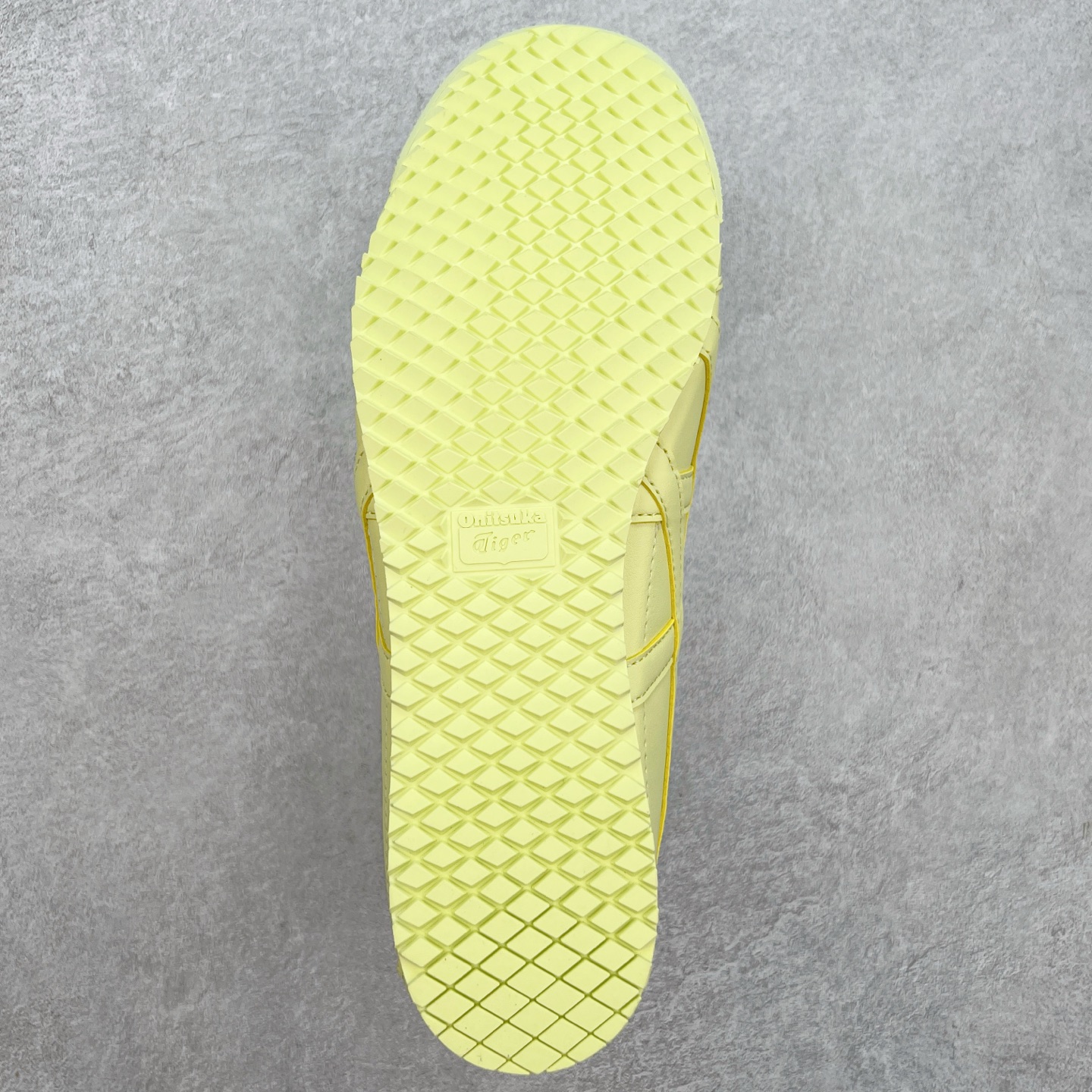 图片[9]-＃C版 Asics Onitsuka Tiger MEXICO 66 亚瑟士鬼冢虎复古经典板鞋 CNY 龙年限定 白红 市场王者选手 海外订单工厂出品 长期生产补货永不断码 超成熟稳定的做工品控 原装全套纸板楦头开发 原汁原味 完美呈现版型 私模正确鞋底咬花纹路 一比一鞋头弧度高度鞋身弧度 绝不口嗨 细节品控鞋型随意秒杀市面 原档咬花纹路私模大底 一个单元有六个三角形 总体形拼接呈现花瓣状 官方四联吊牌 原装Ortholite轻量化鞋垫 原盒原配 质保卡 说明书 钢印防尘纸 纸板中底带钢印 乳胶组合鞋垫 支持全方位的对比专柜 产品从款式颜色造型上体现出追求舒适和细节的完美 鞋类更是推崇手工制作的严谨与完美 融舒适性与可穿性的设计风格 注重细节的完美和别致魅力 既保持稳重 又不失轻松的时尚感 尺码：36 37 37.5 38 39 39.5 40 40.5 41.5 42 42.5 43.5 44 45-选品中心