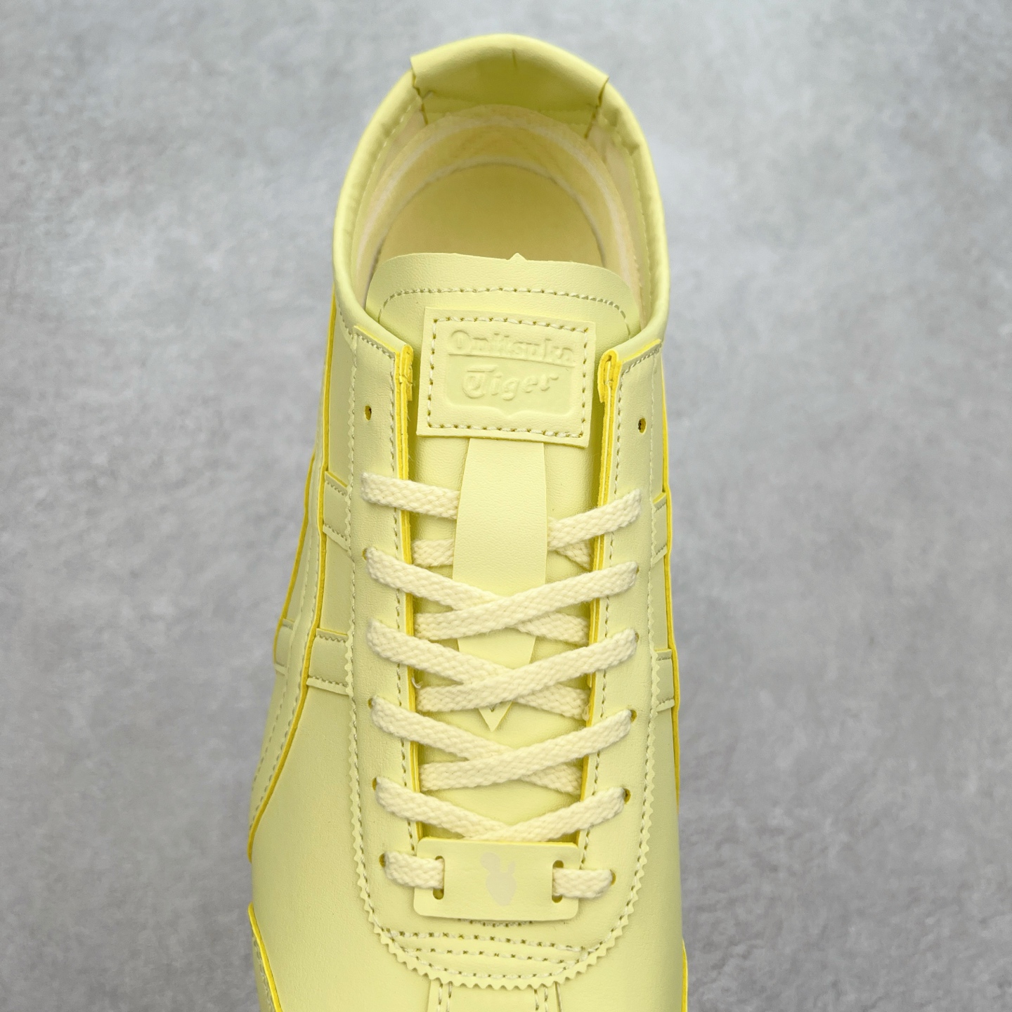 图片[5]-＃C版 Asics Onitsuka Tiger MEXICO 66 亚瑟士鬼冢虎复古经典板鞋 CNY 龙年限定 白红 市场王者选手 海外订单工厂出品 长期生产补货永不断码 超成熟稳定的做工品控 原装全套纸板楦头开发 原汁原味 完美呈现版型 私模正确鞋底咬花纹路 一比一鞋头弧度高度鞋身弧度 绝不口嗨 细节品控鞋型随意秒杀市面 原档咬花纹路私模大底 一个单元有六个三角形 总体形拼接呈现花瓣状 官方四联吊牌 原装Ortholite轻量化鞋垫 原盒原配 质保卡 说明书 钢印防尘纸 纸板中底带钢印 乳胶组合鞋垫 支持全方位的对比专柜 产品从款式颜色造型上体现出追求舒适和细节的完美 鞋类更是推崇手工制作的严谨与完美 融舒适性与可穿性的设计风格 注重细节的完美和别致魅力 既保持稳重 又不失轻松的时尚感 尺码：36 37 37.5 38 39 39.5 40 40.5 41.5 42 42.5 43.5 44 45-选品中心