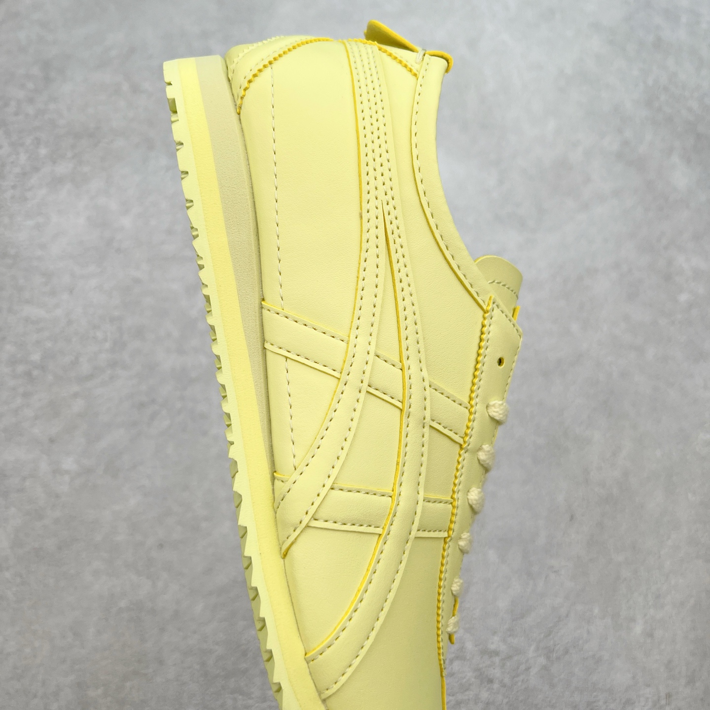 图片[6]-＃C版 Asics Onitsuka Tiger MEXICO 66 亚瑟士鬼冢虎复古经典板鞋 CNY 龙年限定 白红 市场王者选手 海外订单工厂出品 长期生产补货永不断码 超成熟稳定的做工品控 原装全套纸板楦头开发 原汁原味 完美呈现版型 私模正确鞋底咬花纹路 一比一鞋头弧度高度鞋身弧度 绝不口嗨 细节品控鞋型随意秒杀市面 原档咬花纹路私模大底 一个单元有六个三角形 总体形拼接呈现花瓣状 官方四联吊牌 原装Ortholite轻量化鞋垫 原盒原配 质保卡 说明书 钢印防尘纸 纸板中底带钢印 乳胶组合鞋垫 支持全方位的对比专柜 产品从款式颜色造型上体现出追求舒适和细节的完美 鞋类更是推崇手工制作的严谨与完美 融舒适性与可穿性的设计风格 注重细节的完美和别致魅力 既保持稳重 又不失轻松的时尚感 尺码：36 37 37.5 38 39 39.5 40 40.5 41.5 42 42.5 43.5 44 45-选品中心