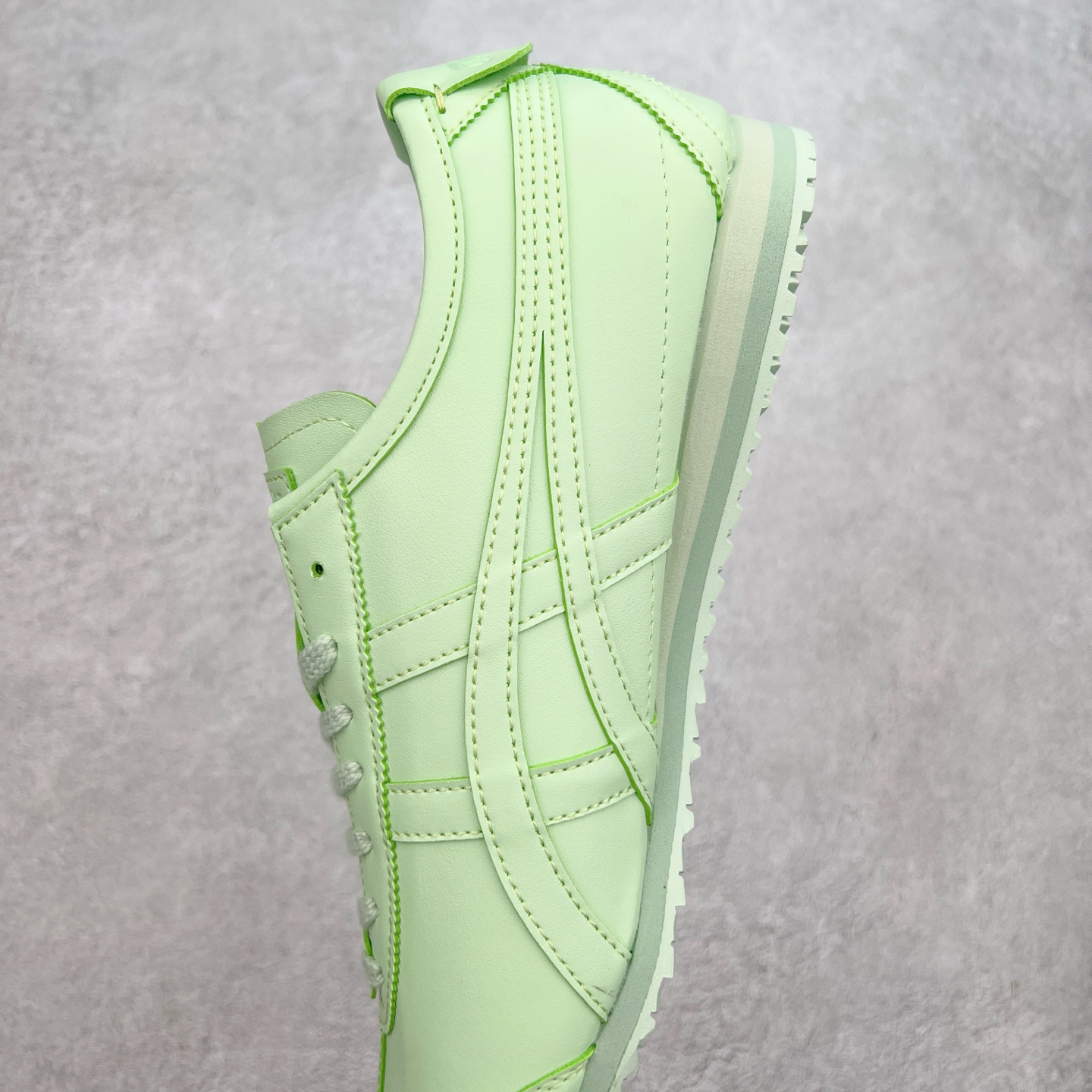 图片[7]-＃C版 Asics Onitsuka Tiger MEXICO 66 亚瑟士鬼冢虎复古经典板鞋 CNY 龙年限定 白红 市场王者选手 海外订单工厂出品 长期生产补货永不断码 超成熟稳定的做工品控 原装全套纸板楦头开发 原汁原味 完美呈现版型 私模正确鞋底咬花纹路 一比一鞋头弧度高度鞋身弧度 绝不口嗨 细节品控鞋型随意秒杀市面 原档咬花纹路私模大底 一个单元有六个三角形 总体形拼接呈现花瓣状 官方四联吊牌 原装Ortholite轻量化鞋垫 原盒原配 质保卡 说明书 钢印防尘纸 纸板中底带钢印 乳胶组合鞋垫 支持全方位的对比专柜 产品从款式颜色造型上体现出追求舒适和细节的完美 鞋类更是推崇手工制作的严谨与完美 融舒适性与可穿性的设计风格 注重细节的完美和别致魅力 既保持稳重 又不失轻松的时尚感 尺码：36 37 37.5 38 39 39.5 40 40.5 41.5 42 42.5 43.5 44 45-选品中心