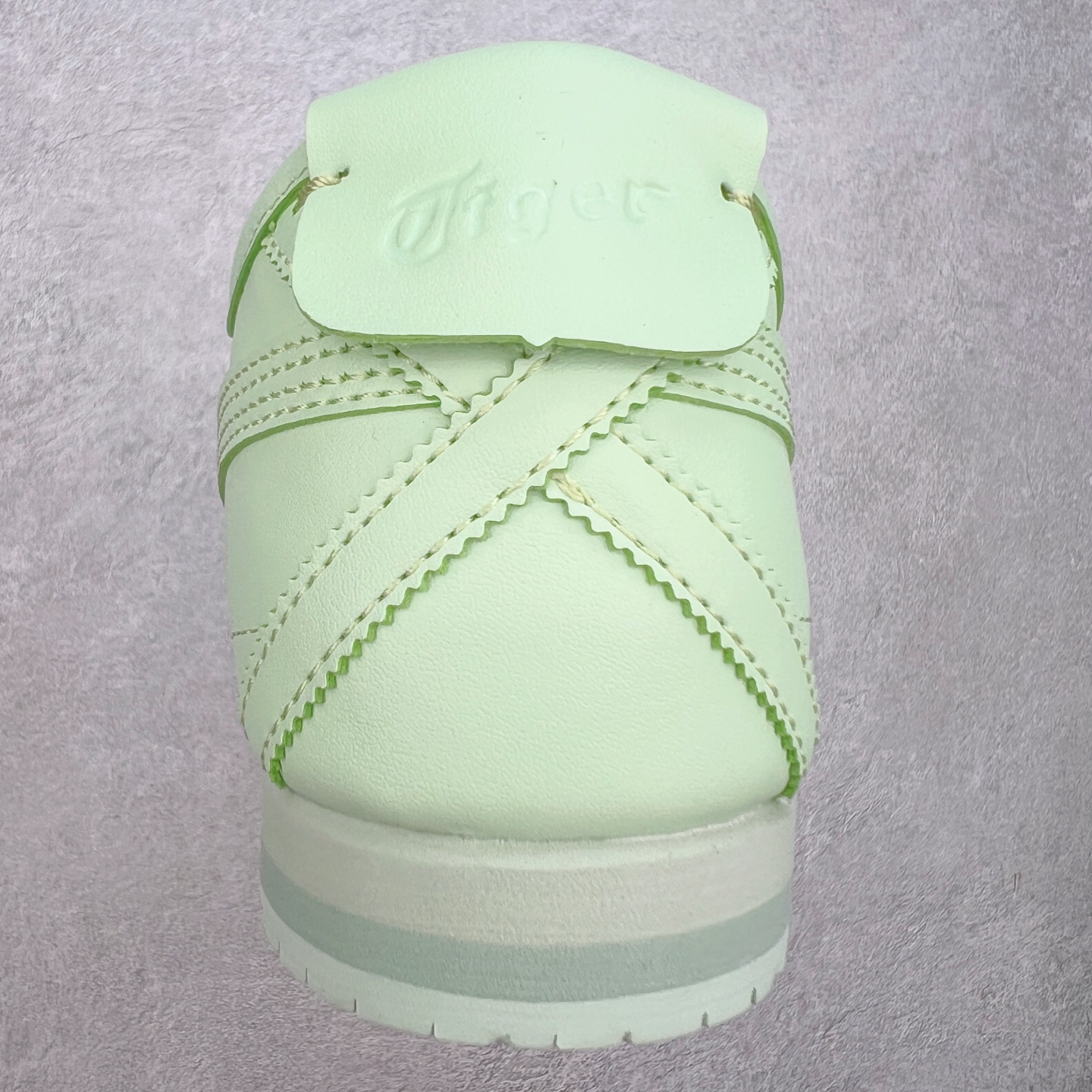 图片[8]-＃C版 Asics Onitsuka Tiger MEXICO 66 亚瑟士鬼冢虎复古经典板鞋 CNY 龙年限定 白红 市场王者选手 海外订单工厂出品 长期生产补货永不断码 超成熟稳定的做工品控 原装全套纸板楦头开发 原汁原味 完美呈现版型 私模正确鞋底咬花纹路 一比一鞋头弧度高度鞋身弧度 绝不口嗨 细节品控鞋型随意秒杀市面 原档咬花纹路私模大底 一个单元有六个三角形 总体形拼接呈现花瓣状 官方四联吊牌 原装Ortholite轻量化鞋垫 原盒原配 质保卡 说明书 钢印防尘纸 纸板中底带钢印 乳胶组合鞋垫 支持全方位的对比专柜 产品从款式颜色造型上体现出追求舒适和细节的完美 鞋类更是推崇手工制作的严谨与完美 融舒适性与可穿性的设计风格 注重细节的完美和别致魅力 既保持稳重 又不失轻松的时尚感 尺码：36 37 37.5 38 39 39.5 40 40.5 41.5 42 42.5 43.5 44 45-选品中心