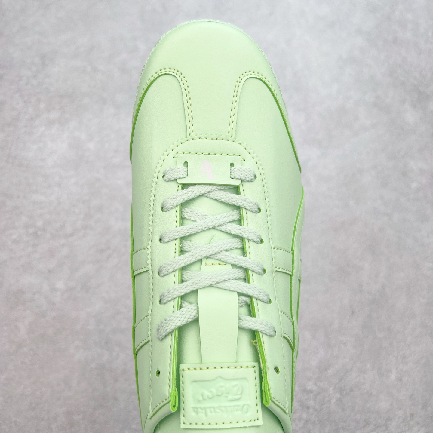 图片[4]-＃C版 Asics Onitsuka Tiger MEXICO 66 亚瑟士鬼冢虎复古经典板鞋 CNY 龙年限定 白红 市场王者选手 海外订单工厂出品 长期生产补货永不断码 超成熟稳定的做工品控 原装全套纸板楦头开发 原汁原味 完美呈现版型 私模正确鞋底咬花纹路 一比一鞋头弧度高度鞋身弧度 绝不口嗨 细节品控鞋型随意秒杀市面 原档咬花纹路私模大底 一个单元有六个三角形 总体形拼接呈现花瓣状 官方四联吊牌 原装Ortholite轻量化鞋垫 原盒原配 质保卡 说明书 钢印防尘纸 纸板中底带钢印 乳胶组合鞋垫 支持全方位的对比专柜 产品从款式颜色造型上体现出追求舒适和细节的完美 鞋类更是推崇手工制作的严谨与完美 融舒适性与可穿性的设计风格 注重细节的完美和别致魅力 既保持稳重 又不失轻松的时尚感 尺码：36 37 37.5 38 39 39.5 40 40.5 41.5 42 42.5 43.5 44 45-选品中心