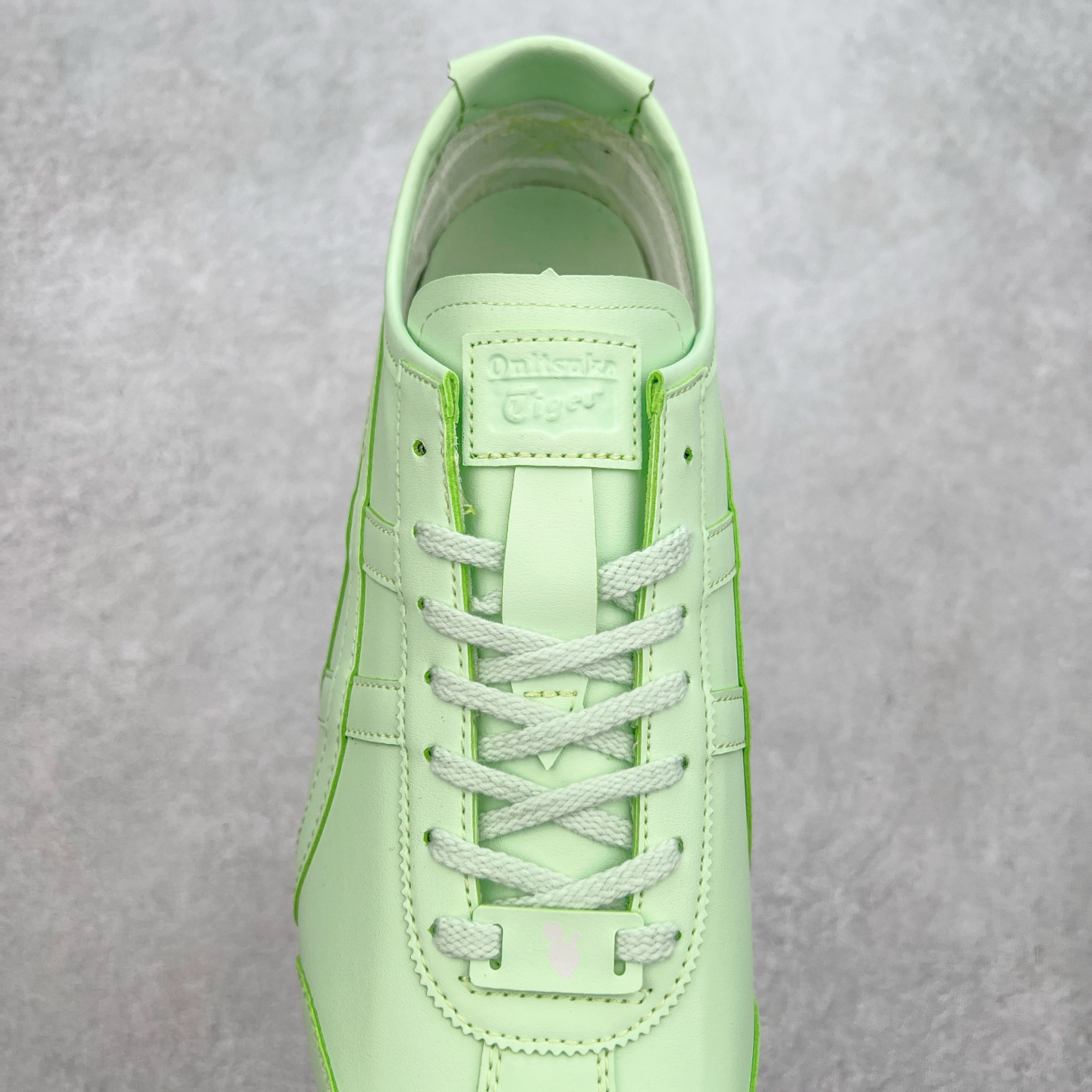 图片[5]-＃C版 Asics Onitsuka Tiger MEXICO 66 亚瑟士鬼冢虎复古经典板鞋 CNY 龙年限定 白红 市场王者选手 海外订单工厂出品 长期生产补货永不断码 超成熟稳定的做工品控 原装全套纸板楦头开发 原汁原味 完美呈现版型 私模正确鞋底咬花纹路 一比一鞋头弧度高度鞋身弧度 绝不口嗨 细节品控鞋型随意秒杀市面 原档咬花纹路私模大底 一个单元有六个三角形 总体形拼接呈现花瓣状 官方四联吊牌 原装Ortholite轻量化鞋垫 原盒原配 质保卡 说明书 钢印防尘纸 纸板中底带钢印 乳胶组合鞋垫 支持全方位的对比专柜 产品从款式颜色造型上体现出追求舒适和细节的完美 鞋类更是推崇手工制作的严谨与完美 融舒适性与可穿性的设计风格 注重细节的完美和别致魅力 既保持稳重 又不失轻松的时尚感 尺码：36 37 37.5 38 39 39.5 40 40.5 41.5 42 42.5 43.5 44 45-选品中心