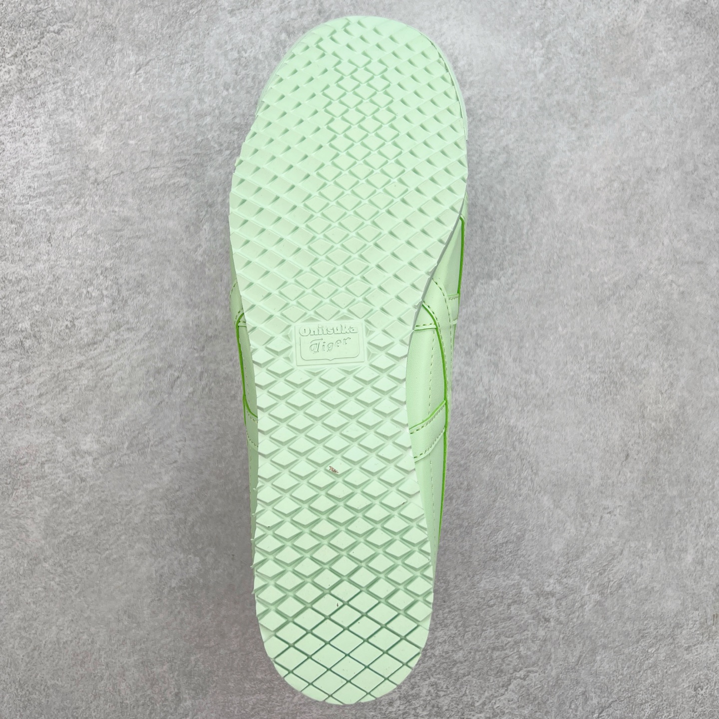 图片[9]-＃C版 Asics Onitsuka Tiger MEXICO 66 亚瑟士鬼冢虎复古经典板鞋 CNY 龙年限定 白红 市场王者选手 海外订单工厂出品 长期生产补货永不断码 超成熟稳定的做工品控 原装全套纸板楦头开发 原汁原味 完美呈现版型 私模正确鞋底咬花纹路 一比一鞋头弧度高度鞋身弧度 绝不口嗨 细节品控鞋型随意秒杀市面 原档咬花纹路私模大底 一个单元有六个三角形 总体形拼接呈现花瓣状 官方四联吊牌 原装Ortholite轻量化鞋垫 原盒原配 质保卡 说明书 钢印防尘纸 纸板中底带钢印 乳胶组合鞋垫 支持全方位的对比专柜 产品从款式颜色造型上体现出追求舒适和细节的完美 鞋类更是推崇手工制作的严谨与完美 融舒适性与可穿性的设计风格 注重细节的完美和别致魅力 既保持稳重 又不失轻松的时尚感 尺码：36 37 37.5 38 39 39.5 40 40.5 41.5 42 42.5 43.5 44 45-选品中心