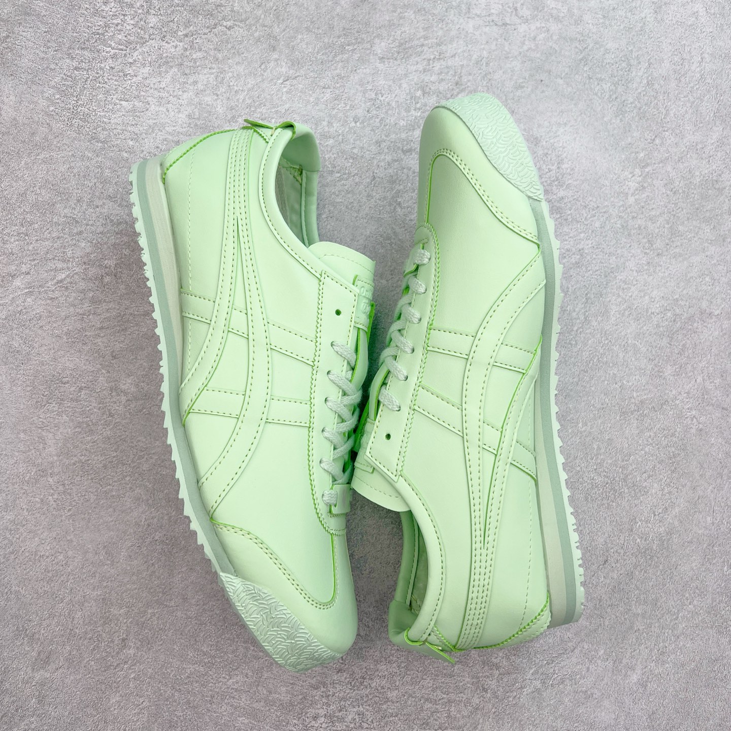 图片[3]-＃C版 Asics Onitsuka Tiger MEXICO 66 亚瑟士鬼冢虎复古经典板鞋 CNY 龙年限定 白红 市场王者选手 海外订单工厂出品 长期生产补货永不断码 超成熟稳定的做工品控 原装全套纸板楦头开发 原汁原味 完美呈现版型 私模正确鞋底咬花纹路 一比一鞋头弧度高度鞋身弧度 绝不口嗨 细节品控鞋型随意秒杀市面 原档咬花纹路私模大底 一个单元有六个三角形 总体形拼接呈现花瓣状 官方四联吊牌 原装Ortholite轻量化鞋垫 原盒原配 质保卡 说明书 钢印防尘纸 纸板中底带钢印 乳胶组合鞋垫 支持全方位的对比专柜 产品从款式颜色造型上体现出追求舒适和细节的完美 鞋类更是推崇手工制作的严谨与完美 融舒适性与可穿性的设计风格 注重细节的完美和别致魅力 既保持稳重 又不失轻松的时尚感 尺码：36 37 37.5 38 39 39.5 40 40.5 41.5 42 42.5 43.5 44 45-选品中心