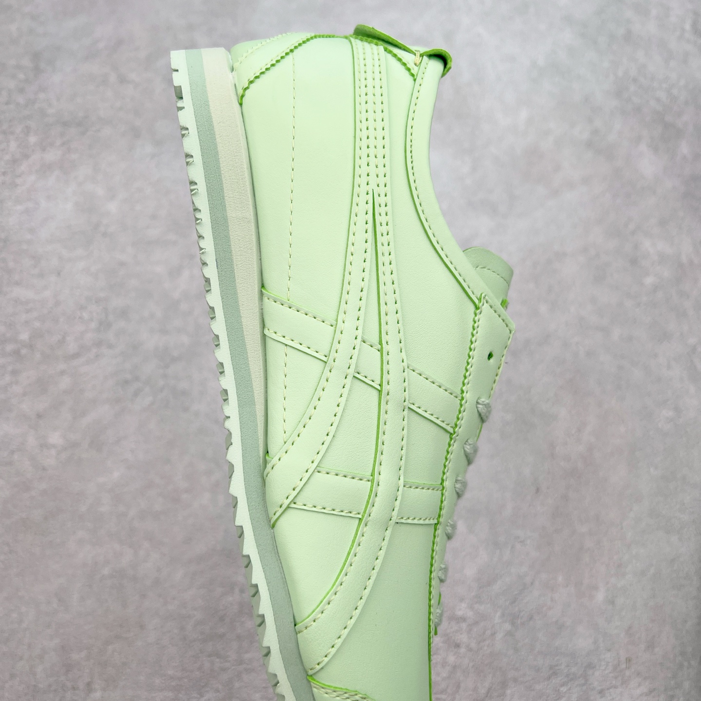 图片[6]-＃C版 Asics Onitsuka Tiger MEXICO 66 亚瑟士鬼冢虎复古经典板鞋 CNY 龙年限定 白红 市场王者选手 海外订单工厂出品 长期生产补货永不断码 超成熟稳定的做工品控 原装全套纸板楦头开发 原汁原味 完美呈现版型 私模正确鞋底咬花纹路 一比一鞋头弧度高度鞋身弧度 绝不口嗨 细节品控鞋型随意秒杀市面 原档咬花纹路私模大底 一个单元有六个三角形 总体形拼接呈现花瓣状 官方四联吊牌 原装Ortholite轻量化鞋垫 原盒原配 质保卡 说明书 钢印防尘纸 纸板中底带钢印 乳胶组合鞋垫 支持全方位的对比专柜 产品从款式颜色造型上体现出追求舒适和细节的完美 鞋类更是推崇手工制作的严谨与完美 融舒适性与可穿性的设计风格 注重细节的完美和别致魅力 既保持稳重 又不失轻松的时尚感 尺码：36 37 37.5 38 39 39.5 40 40.5 41.5 42 42.5 43.5 44 45-选品中心