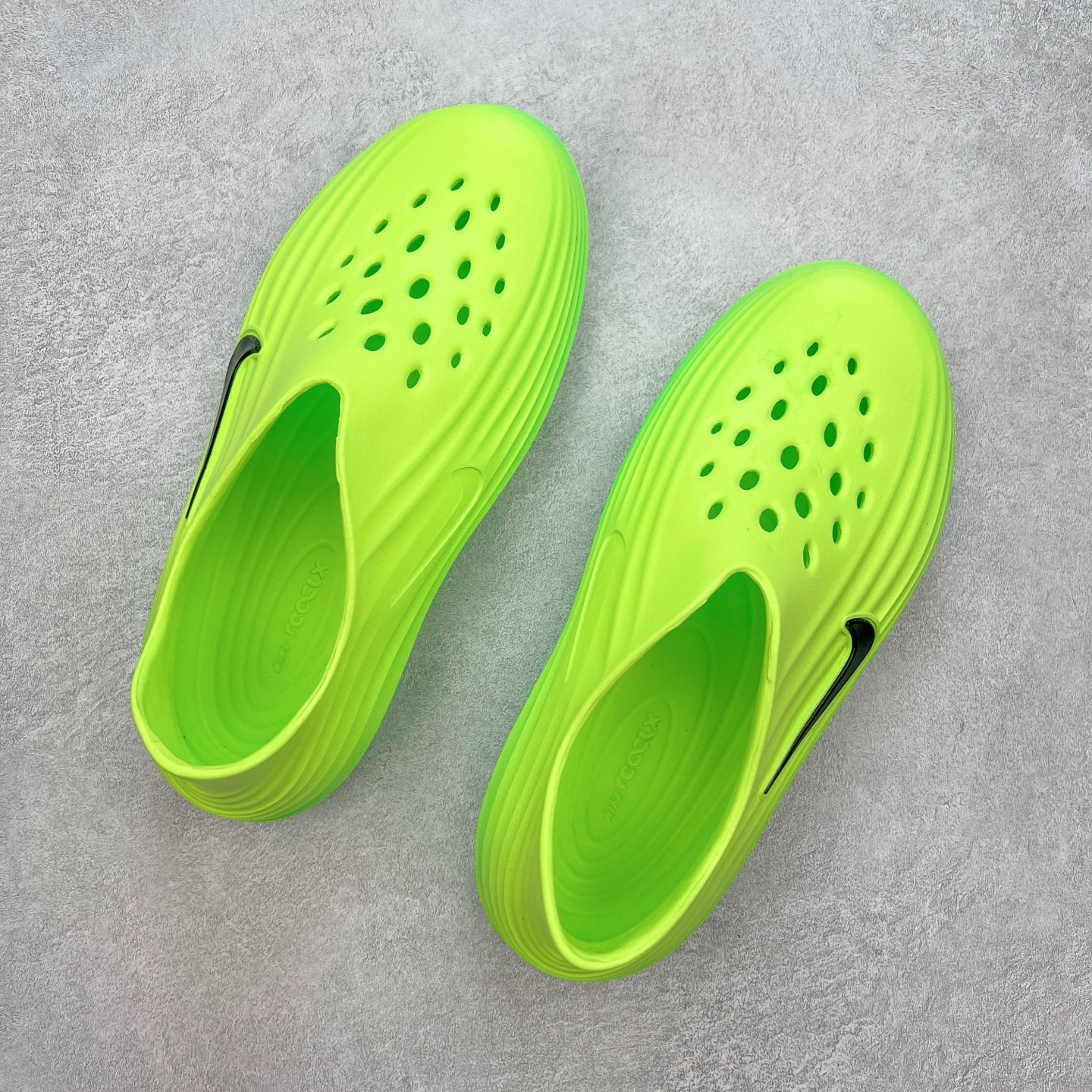 图片[3]-NK ReactX Rejuven8 简约舒适百搭洞洞鞋 从名字就能看出，这款鞋搭载了React X缓震科技，保证了舒适的脚感和轻盈的穿着体验。设计上，这双鞋采用了近几年非常流行的洞洞鞋风格，但特别之处在于加入了波浪纹路细节，让整个鞋型看起来更有立体感，视觉上也增添了几分现代感。尺码：36 36.5 37.5 38 38.5 39 40 40.5 41 42 42.5 43 44 44.5 45-选品中心