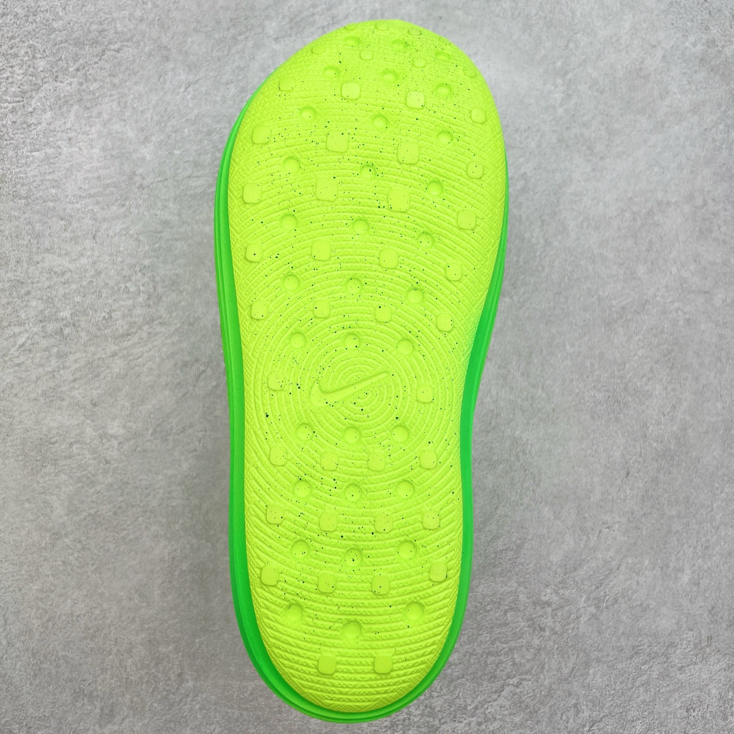 图片[9]-NK ReactX Rejuven8 简约舒适百搭洞洞鞋 从名字就能看出，这款鞋搭载了React X缓震科技，保证了舒适的脚感和轻盈的穿着体验。设计上，这双鞋采用了近几年非常流行的洞洞鞋风格，但特别之处在于加入了波浪纹路细节，让整个鞋型看起来更有立体感，视觉上也增添了几分现代感。尺码：36 36.5 37.5 38 38.5 39 40 40.5 41 42 42.5 43 44 44.5 45-选品中心