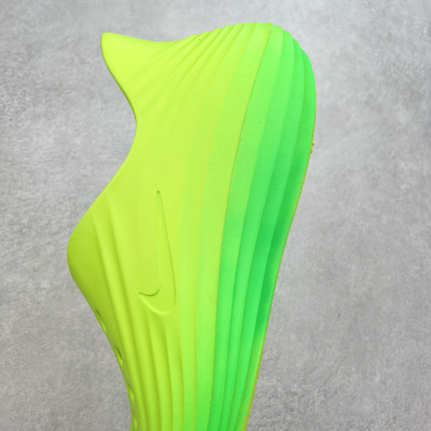 图片[7]-NK ReactX Rejuven8 简约舒适百搭洞洞鞋 从名字就能看出，这款鞋搭载了React X缓震科技，保证了舒适的脚感和轻盈的穿着体验。设计上，这双鞋采用了近几年非常流行的洞洞鞋风格，但特别之处在于加入了波浪纹路细节，让整个鞋型看起来更有立体感，视觉上也增添了几分现代感。尺码：36 36.5 37.5 38 38.5 39 40 40.5 41 42 42.5 43 44 44.5 45-选品中心