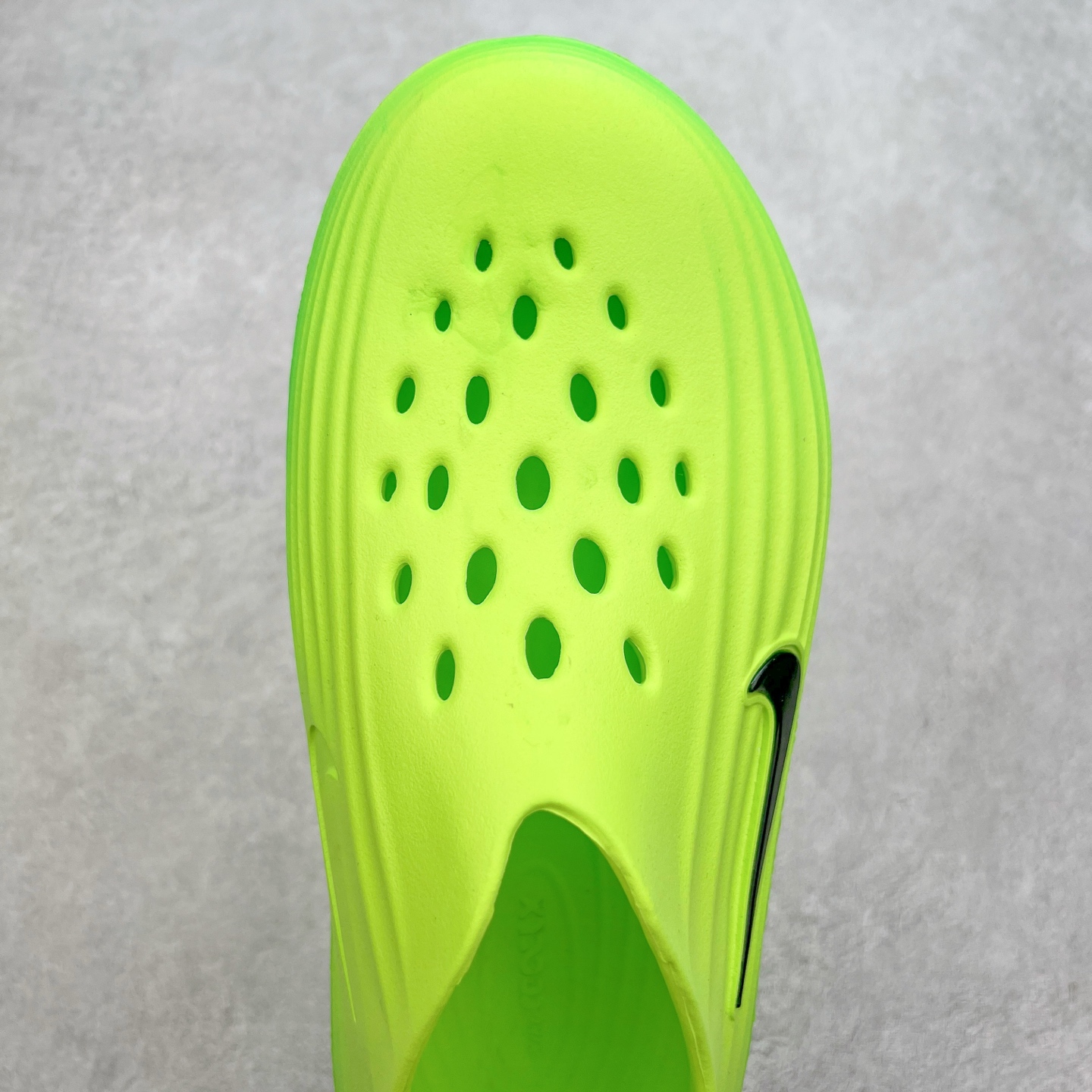 图片[4]-NK ReactX Rejuven8 简约舒适百搭洞洞鞋 从名字就能看出，这款鞋搭载了React X缓震科技，保证了舒适的脚感和轻盈的穿着体验。设计上，这双鞋采用了近几年非常流行的洞洞鞋风格，但特别之处在于加入了波浪纹路细节，让整个鞋型看起来更有立体感，视觉上也增添了几分现代感。尺码：36 36.5 37.5 38 38.5 39 40 40.5 41 42 42.5 43 44 44.5 45-选品中心