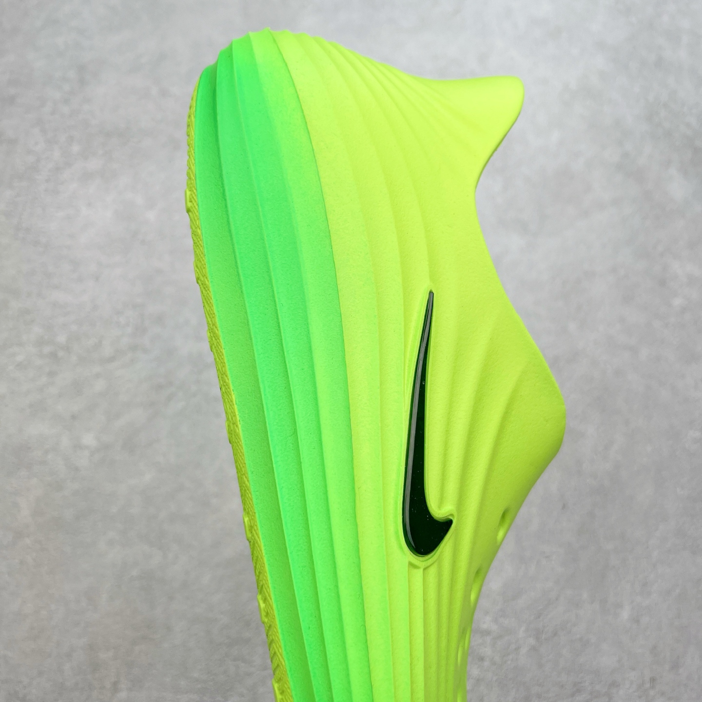 图片[6]-NK ReactX Rejuven8 简约舒适百搭洞洞鞋 从名字就能看出，这款鞋搭载了React X缓震科技，保证了舒适的脚感和轻盈的穿着体验。设计上，这双鞋采用了近几年非常流行的洞洞鞋风格，但特别之处在于加入了波浪纹路细节，让整个鞋型看起来更有立体感，视觉上也增添了几分现代感。尺码：36 36.5 37.5 38 38.5 39 40 40.5 41 42 42.5 43 44 44.5 45-选品中心