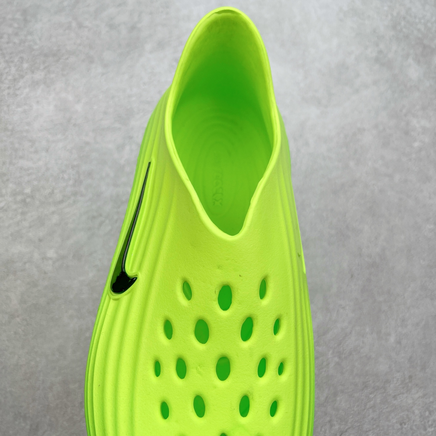 图片[5]-NK ReactX Rejuven8 简约舒适百搭洞洞鞋 从名字就能看出，这款鞋搭载了React X缓震科技，保证了舒适的脚感和轻盈的穿着体验。设计上，这双鞋采用了近几年非常流行的洞洞鞋风格，但特别之处在于加入了波浪纹路细节，让整个鞋型看起来更有立体感，视觉上也增添了几分现代感。尺码：36 36.5 37.5 38 38.5 39 40 40.5 41 42 42.5 43 44 44.5 45-选品中心