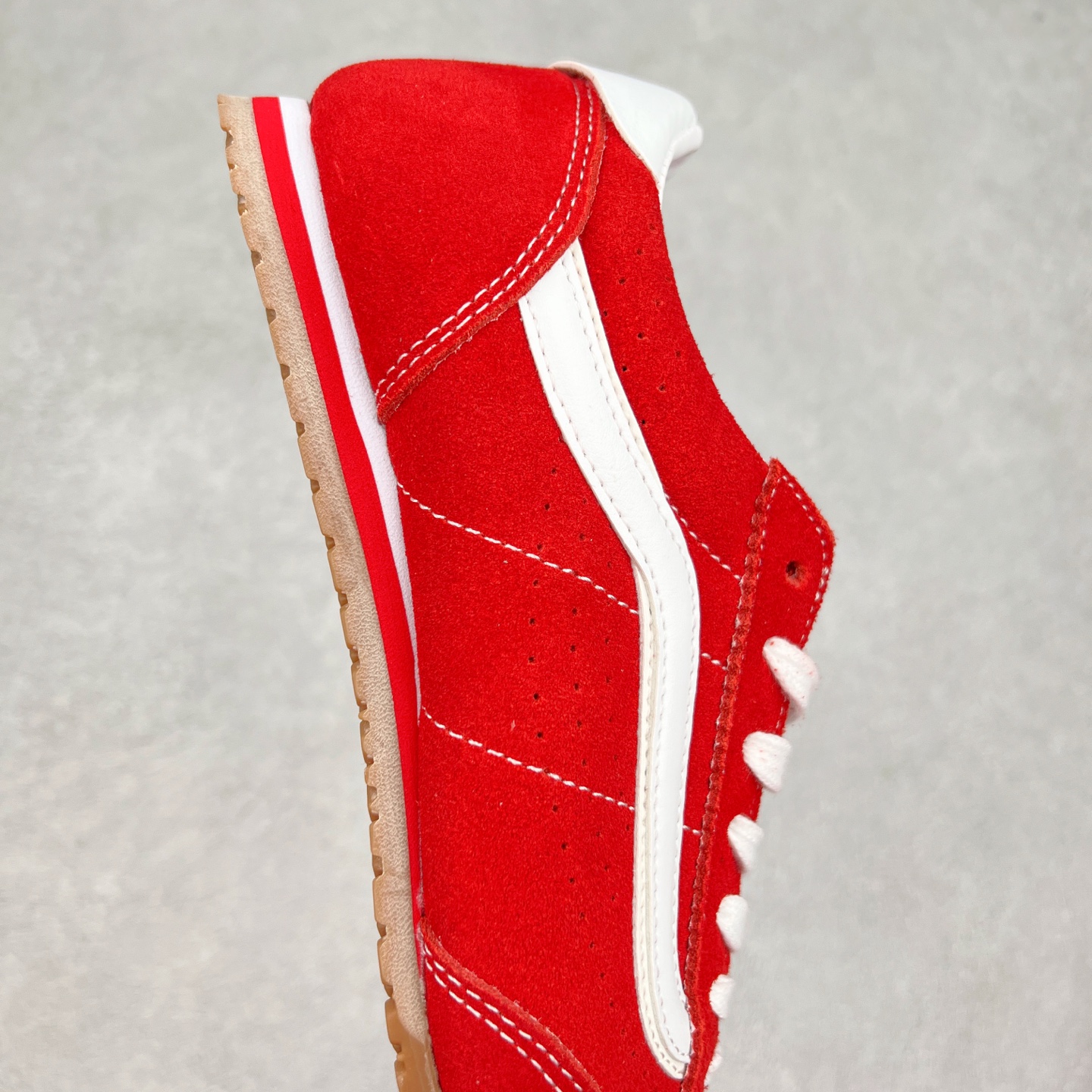 图片[6]-Vans Super Low Pro 红色 范斯官方 复古薄底德训鞋 以经典 Vans Serio 为灵感，全新复刻 Style 84。EVA 泡沫鞋垫与橡胶华夫底强强联合，柔软鞋舌与轻薄内里默契加持，薄底也能拥有舒适脚感。自带复古感，鞋体更轻便，脚感更加舒适，春夏必备鞋品，简单又舒适的复古薄底鞋，张扬热烈的红❤️日常搭配亮眼吸睛! 货号：VN000D83IZQ 尺码：35 36 36.5 37 38 38.5 39 40 40.5 41 42 42.5 43 44 45-选品中心