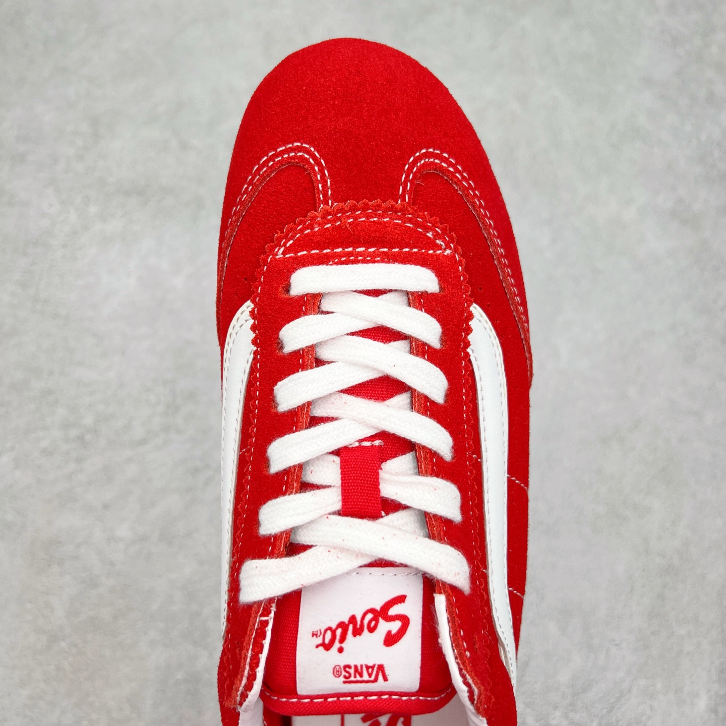 图片[4]-Vans Super Low Pro 红色 范斯官方 复古薄底德训鞋 以经典 Vans Serio 为灵感，全新复刻 Style 84。EVA 泡沫鞋垫与橡胶华夫底强强联合，柔软鞋舌与轻薄内里默契加持，薄底也能拥有舒适脚感。自带复古感，鞋体更轻便，脚感更加舒适，春夏必备鞋品，简单又舒适的复古薄底鞋，张扬热烈的红❤️日常搭配亮眼吸睛! 货号：VN000D83IZQ 尺码：35 36 36.5 37 38 38.5 39 40 40.5 41 42 42.5 43 44 45-选品中心