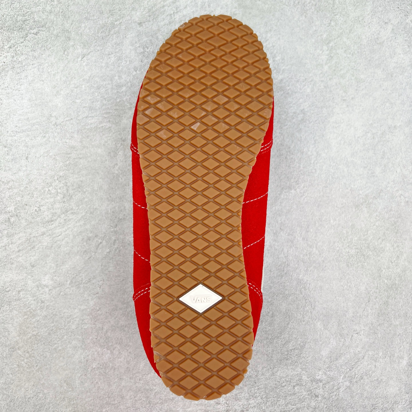 图片[9]-Vans Super Low Pro 红色 范斯官方 复古薄底德训鞋 以经典 Vans Serio 为灵感，全新复刻 Style 84。EVA 泡沫鞋垫与橡胶华夫底强强联合，柔软鞋舌与轻薄内里默契加持，薄底也能拥有舒适脚感。自带复古感，鞋体更轻便，脚感更加舒适，春夏必备鞋品，简单又舒适的复古薄底鞋，张扬热烈的红❤️日常搭配亮眼吸睛! 货号：VN000D83IZQ 尺码：35 36 36.5 37 38 38.5 39 40 40.5 41 42 42.5 43 44 45-选品中心