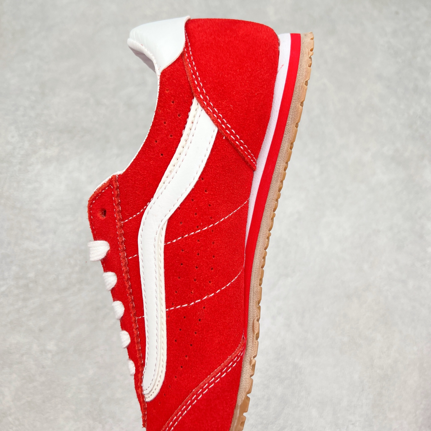 图片[7]-Vans Super Low Pro 红色 范斯官方 复古薄底德训鞋 以经典 Vans Serio 为灵感，全新复刻 Style 84。EVA 泡沫鞋垫与橡胶华夫底强强联合，柔软鞋舌与轻薄内里默契加持，薄底也能拥有舒适脚感。自带复古感，鞋体更轻便，脚感更加舒适，春夏必备鞋品，简单又舒适的复古薄底鞋，张扬热烈的红❤️日常搭配亮眼吸睛! 货号：VN000D83IZQ 尺码：35 36 36.5 37 38 38.5 39 40 40.5 41 42 42.5 43 44 45-选品中心