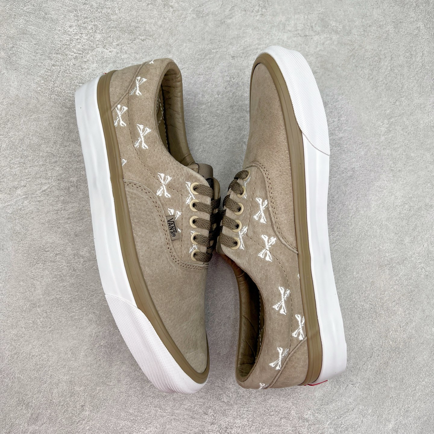 图片[3]-WTAPS X Vans Era OG LX 余文乐西山彻骨头联名款🦴 选用具有军事感的麂皮材质覆盖鞋面更显质感 点缀Wtaps的交叉骨头刺绣 凸显联名身份 货号：VN0A3CXNBMD 尺码：36 36.5 37 38 38.5 39 40 40.5 41 42 42.5 43 44-选品中心