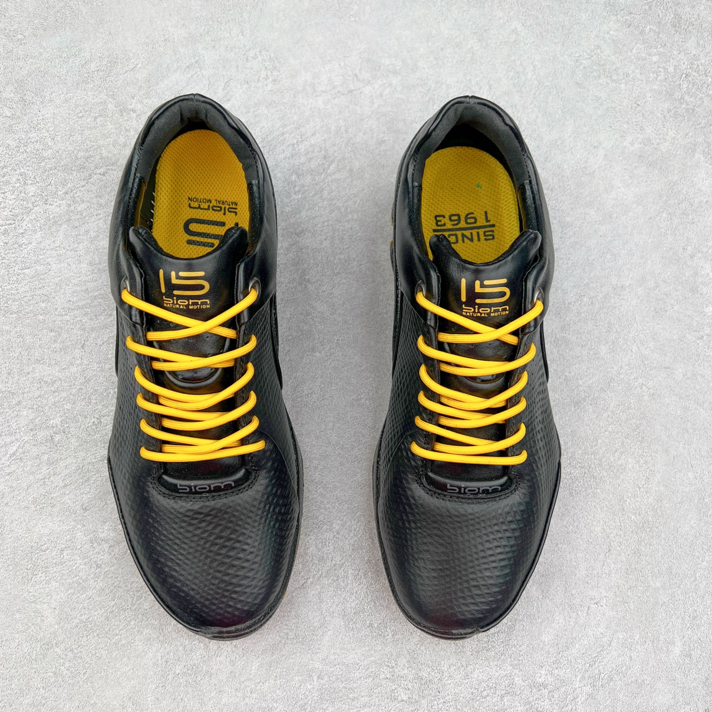 图片[2]-ECCO爱步男士15周年 运动休闲鞋 轻便缓震跑步鞋 健步BIOMC 市面最高版本 甄选优质皮面搭配纺织衬里，脚感柔软舒适，透气不闷脚 鞋舌及鞋垫上的周年LOGO设计 纪念属于BIOM的15载生机之旅 自然律动科技，符合人体工学鞋楦，贴近足部天然形态 直接注塑工艺连接鞋面与鞋底，一体成型，合脚稳固 橡胶外底适应多种形态，抓地耐磨，稳定支撑 都市探索 步履悠然 尺码：39 40 41 42 43 44 （正常码）-选品中心