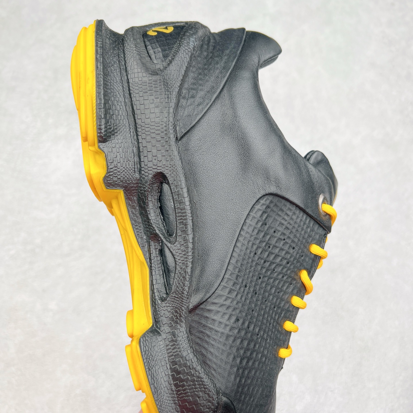 图片[6]-ECCO爱步男士15周年 运动休闲鞋 轻便缓震跑步鞋 健步BIOMC 市面最高版本 甄选优质皮面搭配纺织衬里，脚感柔软舒适，透气不闷脚 鞋舌及鞋垫上的周年LOGO设计 纪念属于BIOM的15载生机之旅 自然律动科技，符合人体工学鞋楦，贴近足部天然形态 直接注塑工艺连接鞋面与鞋底，一体成型，合脚稳固 橡胶外底适应多种形态，抓地耐磨，稳定支撑 都市探索 步履悠然 尺码：39 40 41 42 43 44 （正常码）-选品中心