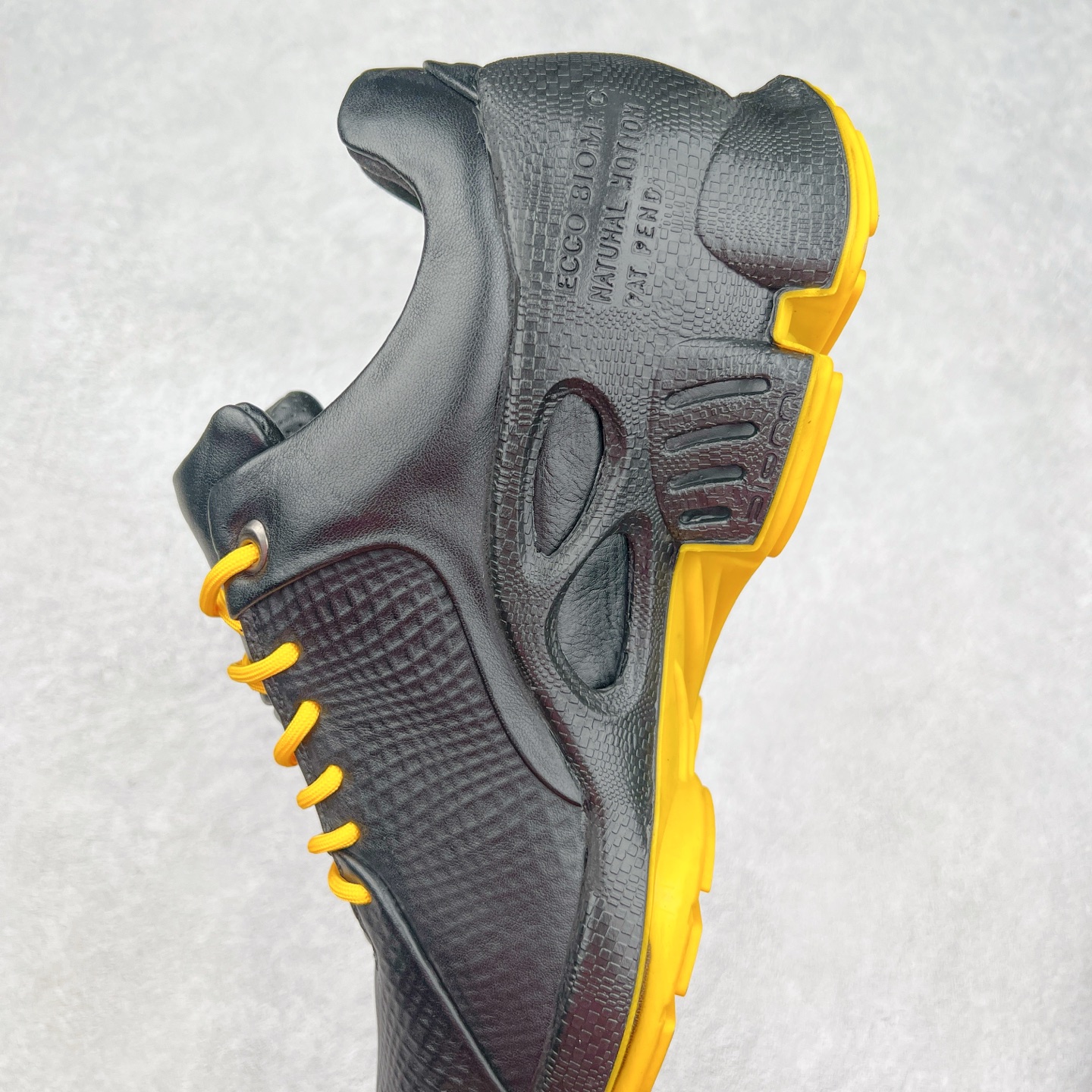 图片[7]-ECCO爱步男士15周年 运动休闲鞋 轻便缓震跑步鞋 健步BIOMC 市面最高版本 甄选优质皮面搭配纺织衬里，脚感柔软舒适，透气不闷脚 鞋舌及鞋垫上的周年LOGO设计 纪念属于BIOM的15载生机之旅 自然律动科技，符合人体工学鞋楦，贴近足部天然形态 直接注塑工艺连接鞋面与鞋底，一体成型，合脚稳固 橡胶外底适应多种形态，抓地耐磨，稳定支撑 都市探索 步履悠然 尺码：39 40 41 42 43 44 （正常码）-选品中心