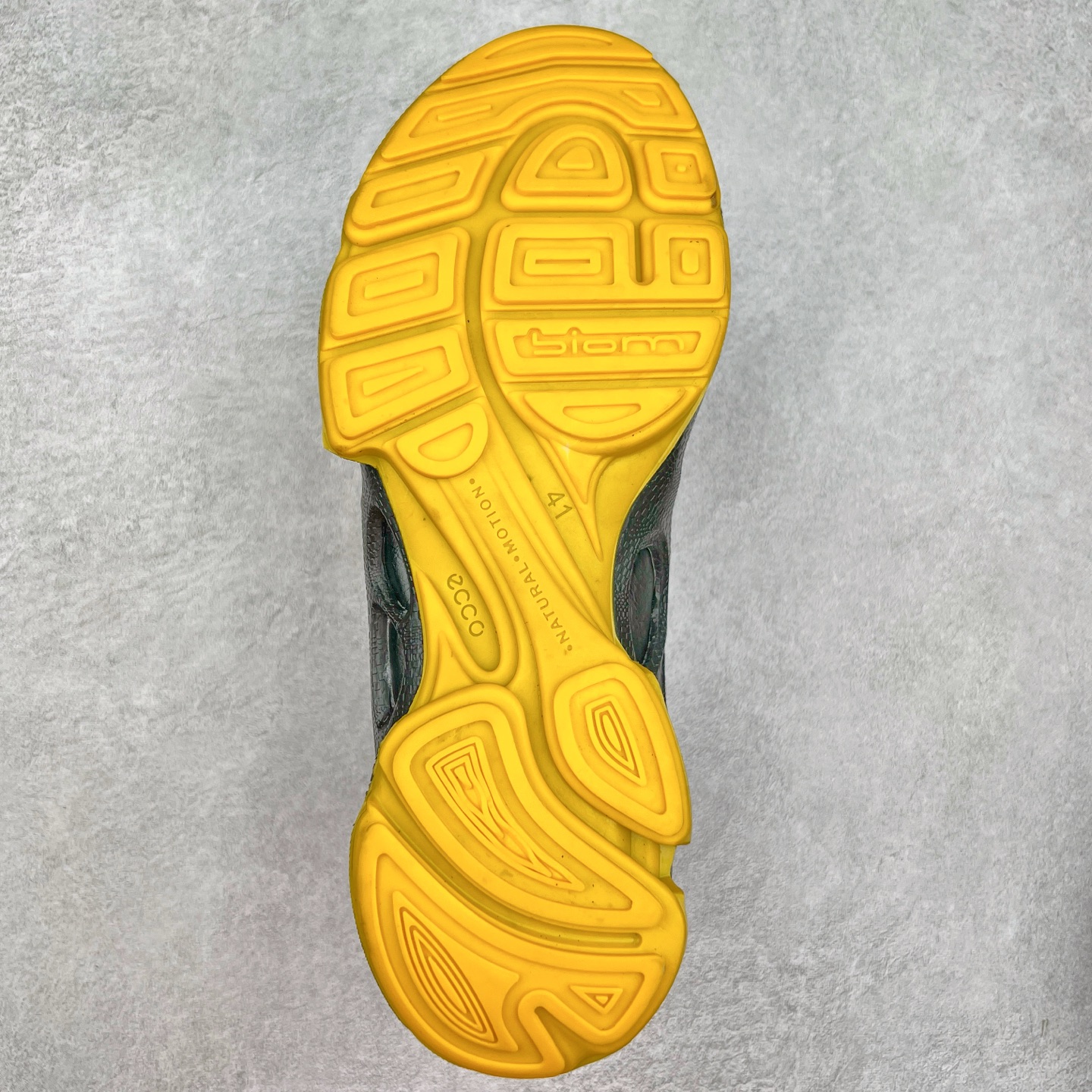 图片[9]-ECCO爱步男士15周年 运动休闲鞋 轻便缓震跑步鞋 健步BIOMC 市面最高版本 甄选优质皮面搭配纺织衬里，脚感柔软舒适，透气不闷脚 鞋舌及鞋垫上的周年LOGO设计 纪念属于BIOM的15载生机之旅 自然律动科技，符合人体工学鞋楦，贴近足部天然形态 直接注塑工艺连接鞋面与鞋底，一体成型，合脚稳固 橡胶外底适应多种形态，抓地耐磨，稳定支撑 都市探索 步履悠然 尺码：39 40 41 42 43 44 （正常码）-选品中心