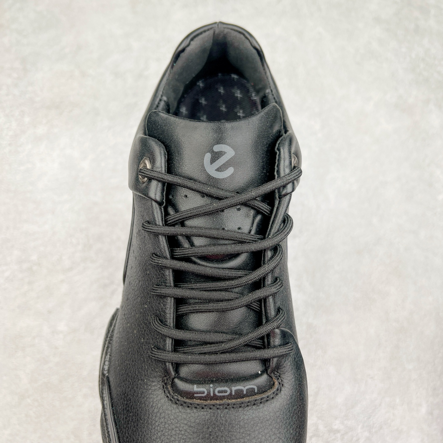 图片[5]-ECCO爱步男士15周年 运动休闲鞋 轻便缓震跑步鞋 健步BIOMC 市面最高版本 甄选优质皮面搭配纺织衬里，脚感柔软舒适，透气不闷脚 鞋舌及鞋垫上的周年LOGO设计 纪念属于BIOM的15载生机之旅 自然律动科技，符合人体工学鞋楦，贴近足部天然形态 直接注塑工艺连接鞋面与鞋底，一体成型，合脚稳固 橡胶外底适应多种形态，抓地耐磨，稳定支撑 都市探索 步履悠然 尺码：39 40 41 42 43 44 （正常码）-选品中心