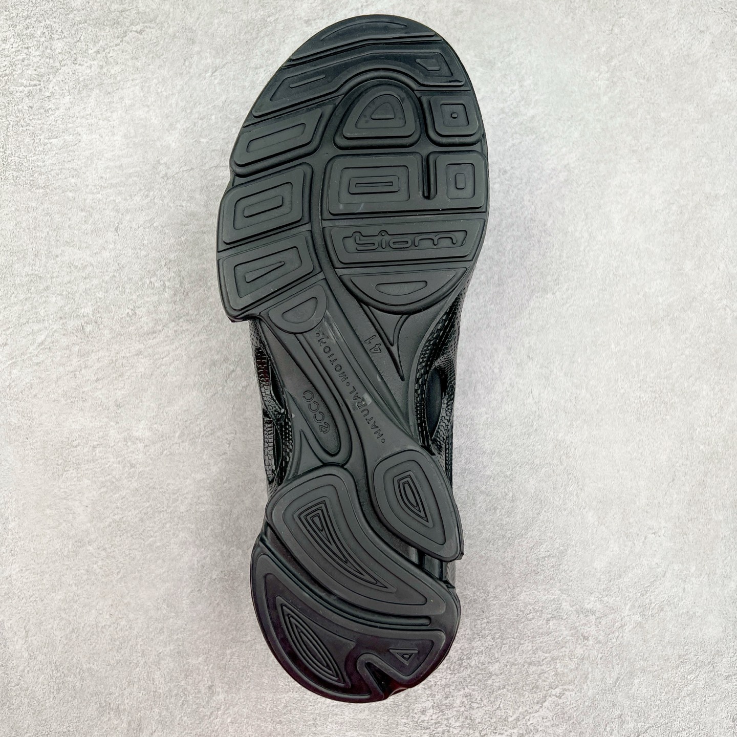 图片[9]-ECCO爱步男士15周年 运动休闲鞋 轻便缓震跑步鞋 健步BIOMC 市面最高版本 甄选优质皮面搭配纺织衬里，脚感柔软舒适，透气不闷脚 鞋舌及鞋垫上的周年LOGO设计 纪念属于BIOM的15载生机之旅 自然律动科技，符合人体工学鞋楦，贴近足部天然形态 直接注塑工艺连接鞋面与鞋底，一体成型，合脚稳固 橡胶外底适应多种形态，抓地耐磨，稳定支撑 都市探索 步履悠然 尺码：39 40 41 42 43 44 （正常码）-选品中心