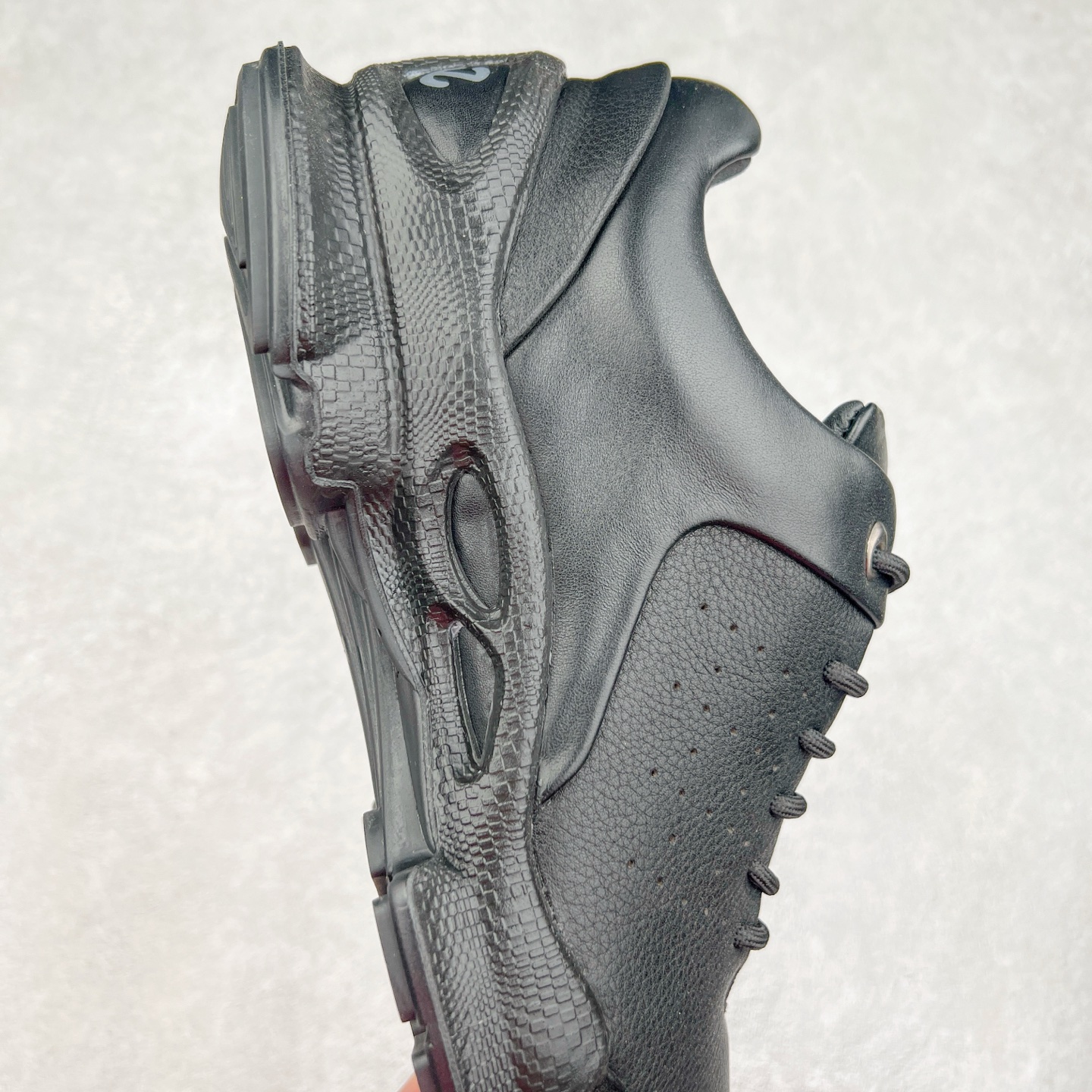 图片[6]-ECCO爱步男士15周年 运动休闲鞋 轻便缓震跑步鞋 健步BIOMC 市面最高版本 甄选优质皮面搭配纺织衬里，脚感柔软舒适，透气不闷脚 鞋舌及鞋垫上的周年LOGO设计 纪念属于BIOM的15载生机之旅 自然律动科技，符合人体工学鞋楦，贴近足部天然形态 直接注塑工艺连接鞋面与鞋底，一体成型，合脚稳固 橡胶外底适应多种形态，抓地耐磨，稳定支撑 都市探索 步履悠然 尺码：39 40 41 42 43 44 （正常码）-选品中心