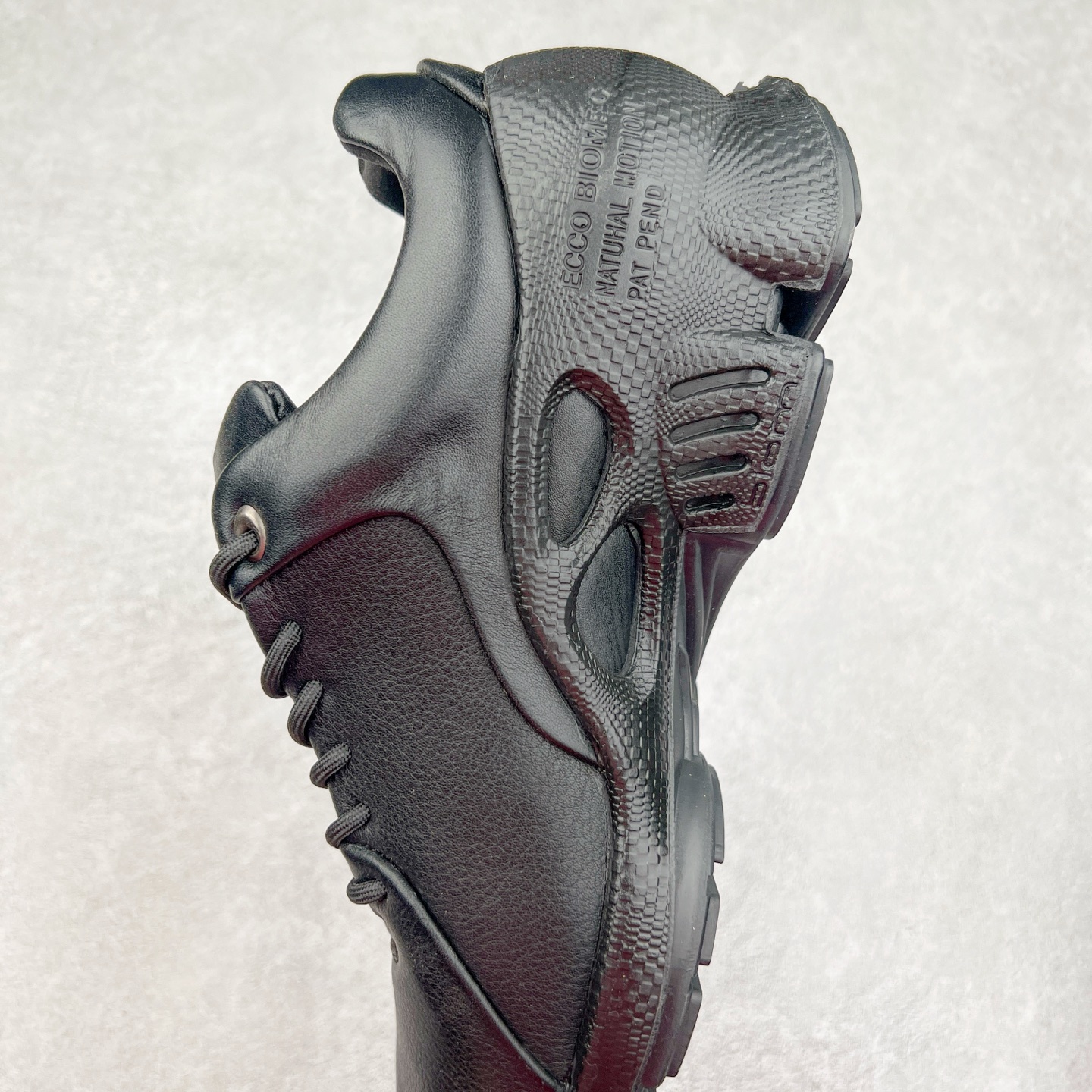 图片[7]-ECCO爱步男士15周年 运动休闲鞋 轻便缓震跑步鞋 健步BIOMC 市面最高版本 甄选优质皮面搭配纺织衬里，脚感柔软舒适，透气不闷脚 鞋舌及鞋垫上的周年LOGO设计 纪念属于BIOM的15载生机之旅 自然律动科技，符合人体工学鞋楦，贴近足部天然形态 直接注塑工艺连接鞋面与鞋底，一体成型，合脚稳固 橡胶外底适应多种形态，抓地耐磨，稳定支撑 都市探索 步履悠然 尺码：39 40 41 42 43 44 （正常码）-选品中心