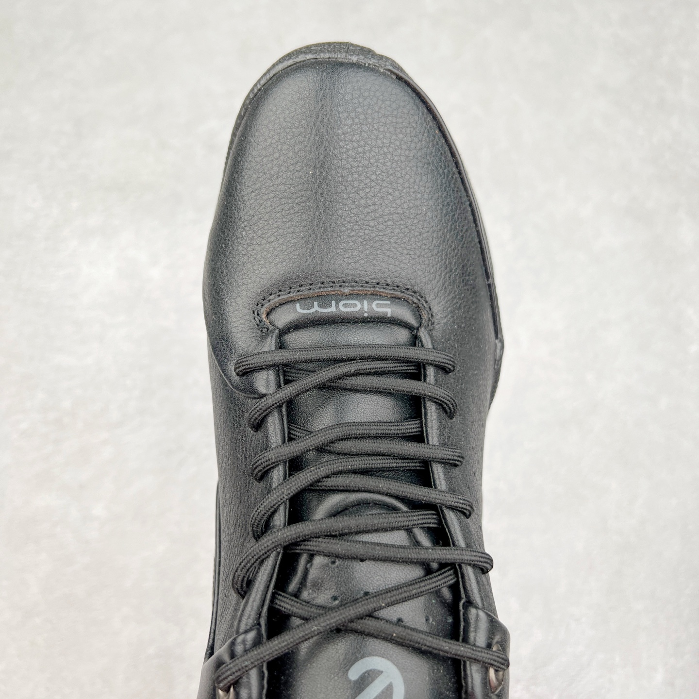 图片[4]-ECCO爱步男士15周年 运动休闲鞋 轻便缓震跑步鞋 健步BIOMC 市面最高版本 甄选优质皮面搭配纺织衬里，脚感柔软舒适，透气不闷脚 鞋舌及鞋垫上的周年LOGO设计 纪念属于BIOM的15载生机之旅 自然律动科技，符合人体工学鞋楦，贴近足部天然形态 直接注塑工艺连接鞋面与鞋底，一体成型，合脚稳固 橡胶外底适应多种形态，抓地耐磨，稳定支撑 都市探索 步履悠然 尺码：39 40 41 42 43 44 （正常码）-选品中心